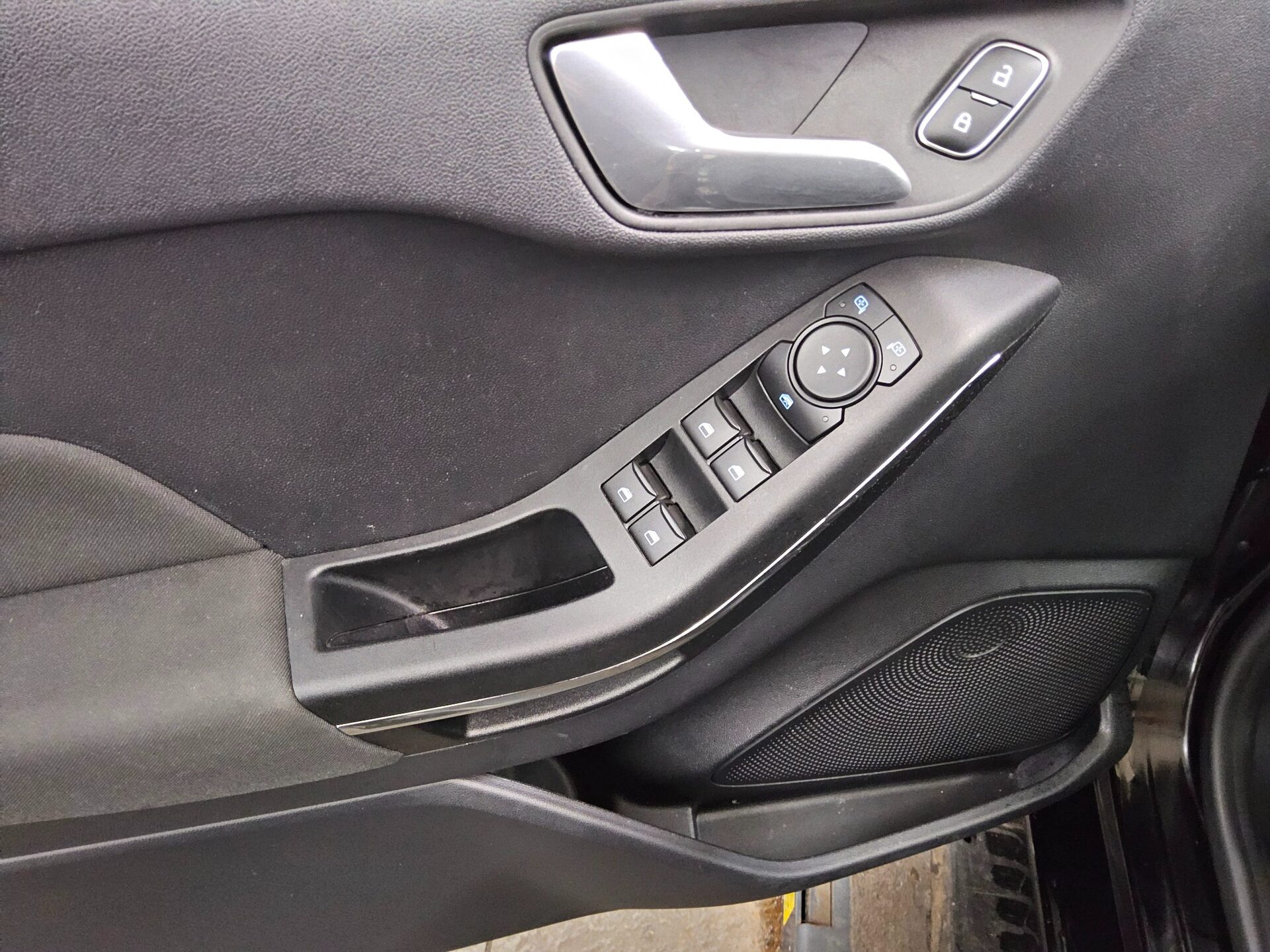 Ford Fiesta 1.0 EB Titanium Navi LED Shz PDC 9