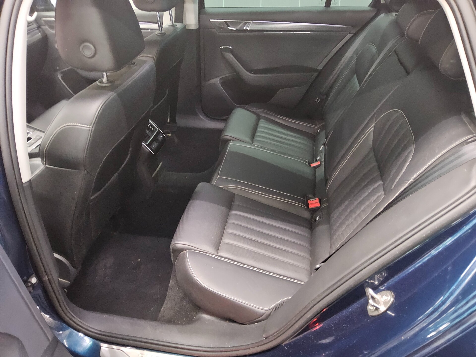 Skoda Superb Kombi 2.0 TDI Premium Ed. Navi LED vc ACC 13