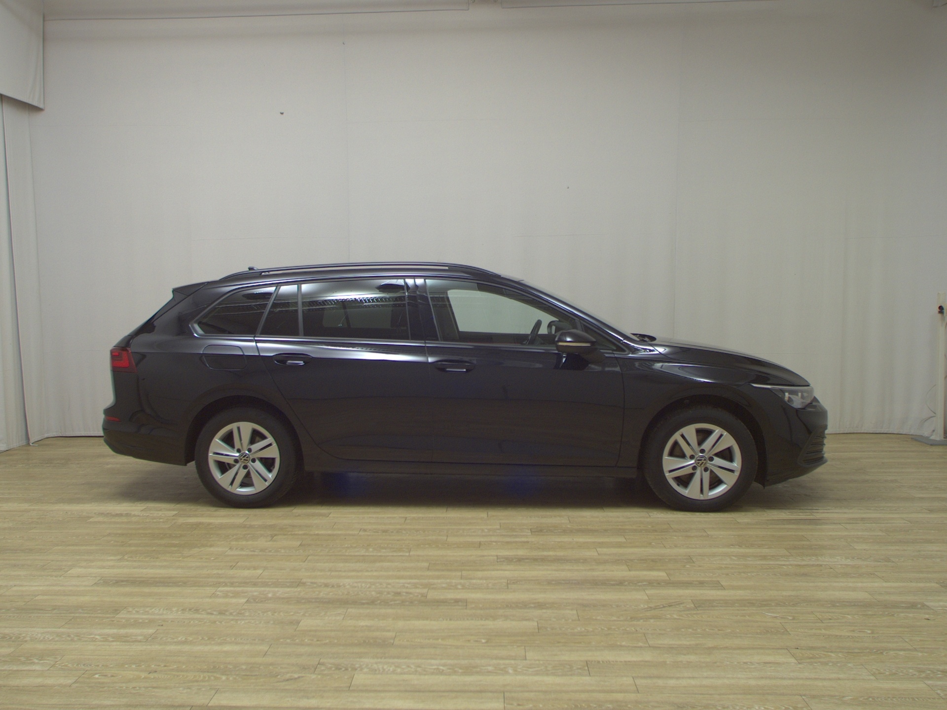 Volkswagen Golf-8 Var. 2.0 TDI Life Navi Pano Matrix DC AHK