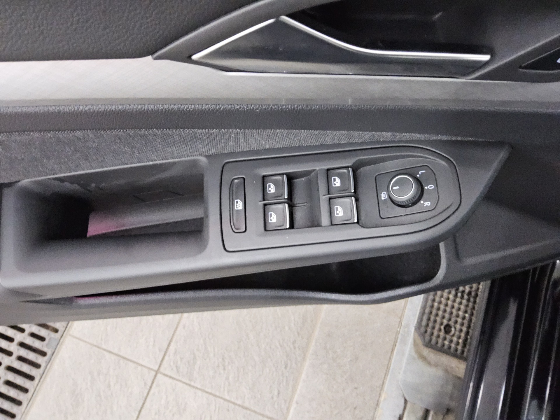 Volkswagen Golf-8 Var. 2.0 TDI Life Navi Pano Matrix DC AHK 10