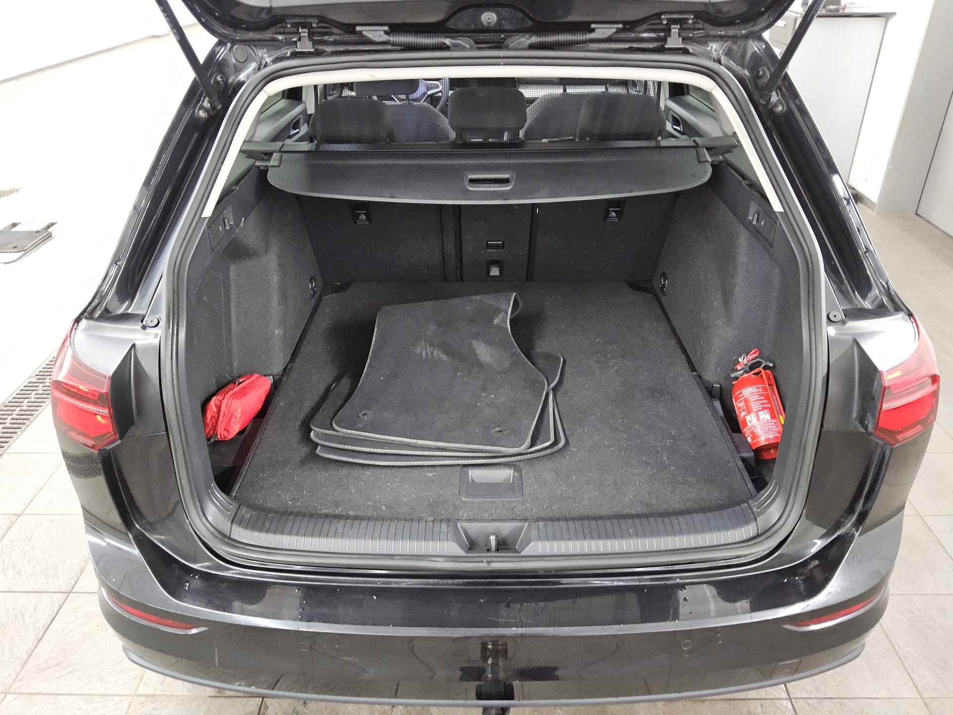 Volkswagen Golf-8 Var. 2.0 TDI Life Navi Pano Matrix DC AHK 12