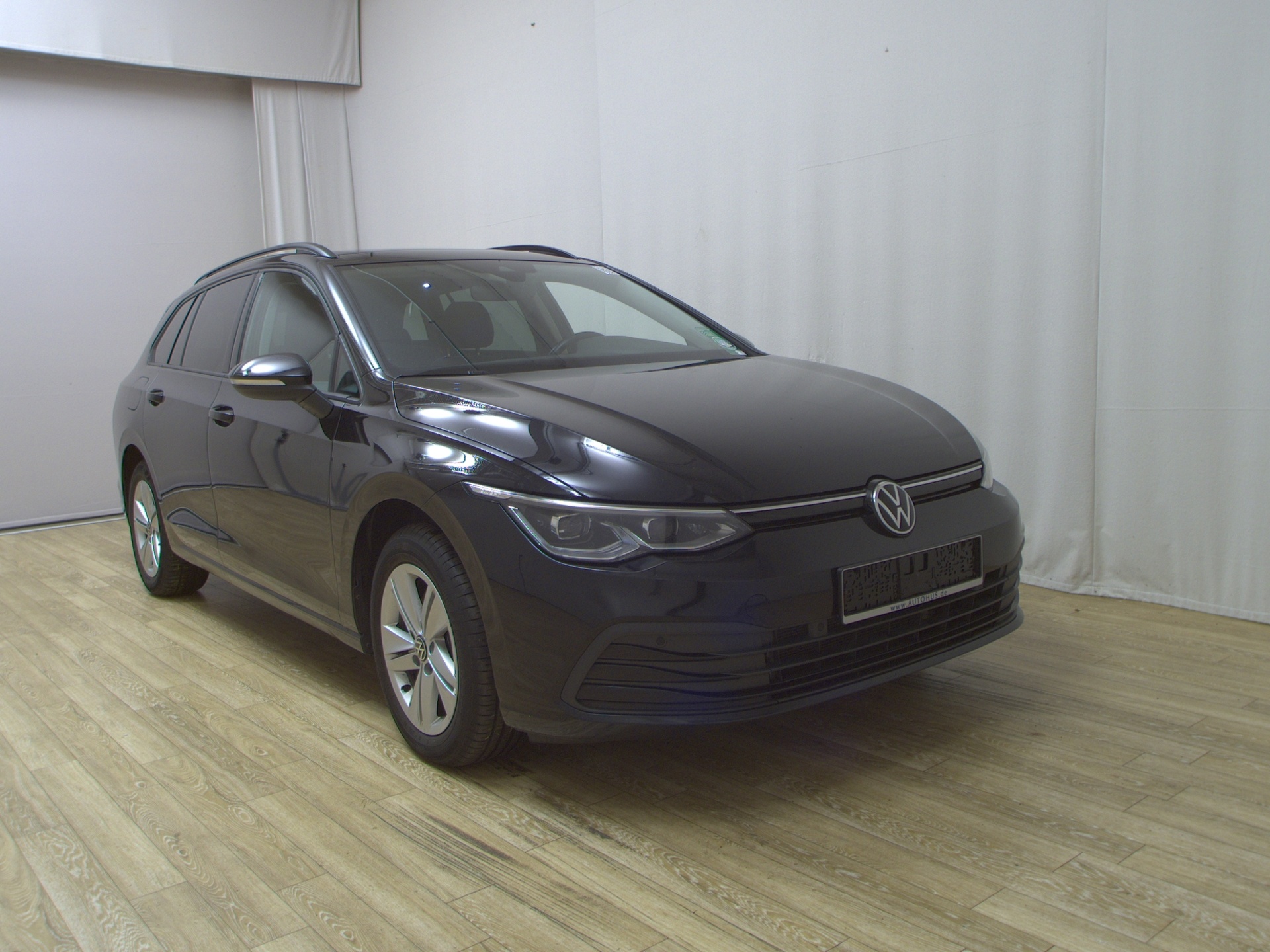 Volkswagen Golf-8 Var. 2.0 TDI Life Navi Pano Matrix DC AHK 3