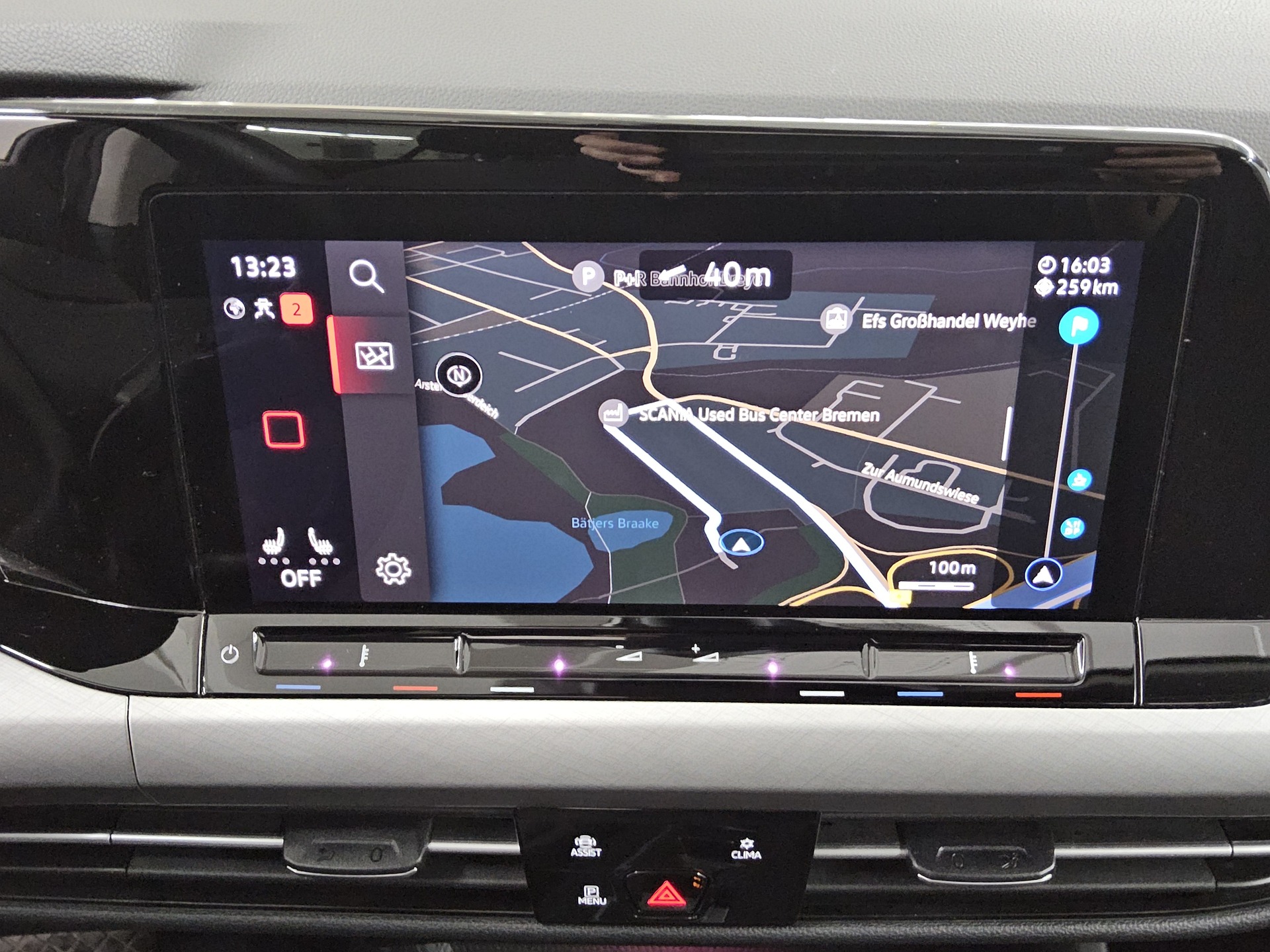 Volkswagen Golf-8 Var. 2.0 TDI Life Navi Pano Matrix DC AHK 7