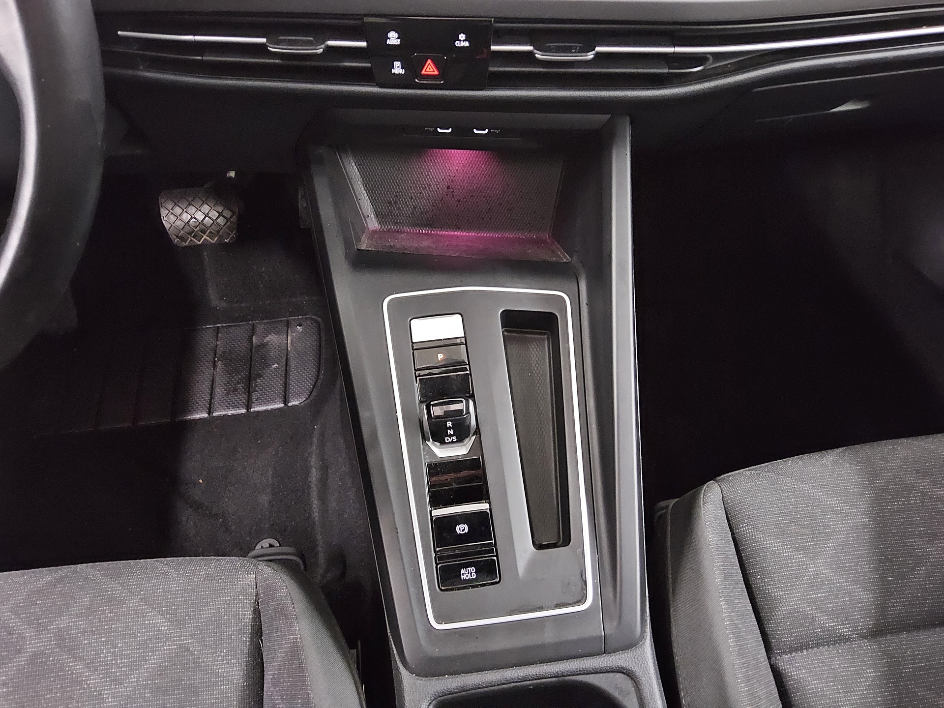 Volkswagen Golf-8 Var. 2.0 TDI Life Navi Pano Matrix DC AHK 6