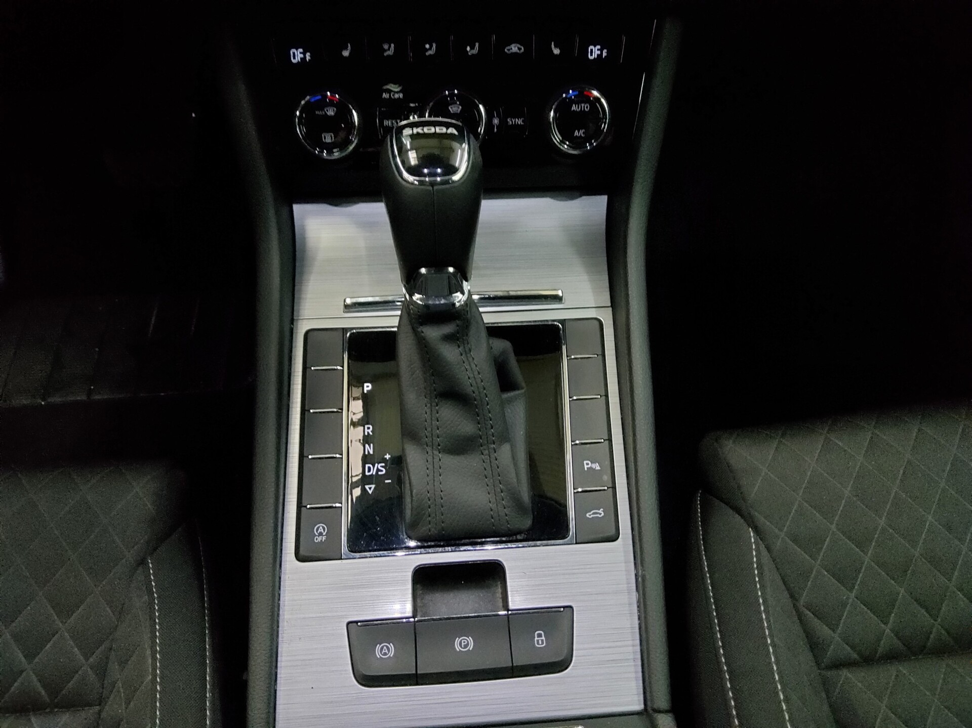 Skoda Superb Kombi 2.0 TDI Ambition Navi LED AHK AID 6