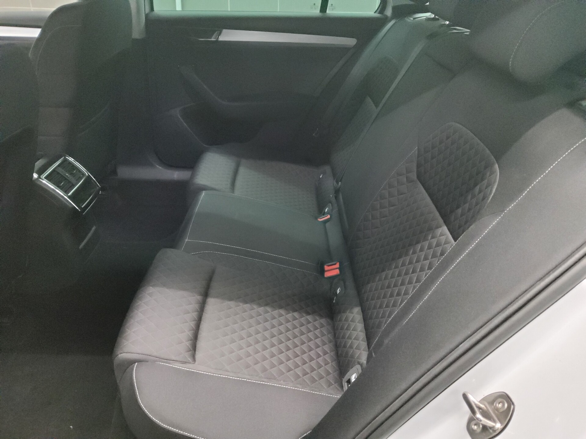 Skoda Superb Kombi 2.0 TDI Ambition Navi LED AHK AID 13