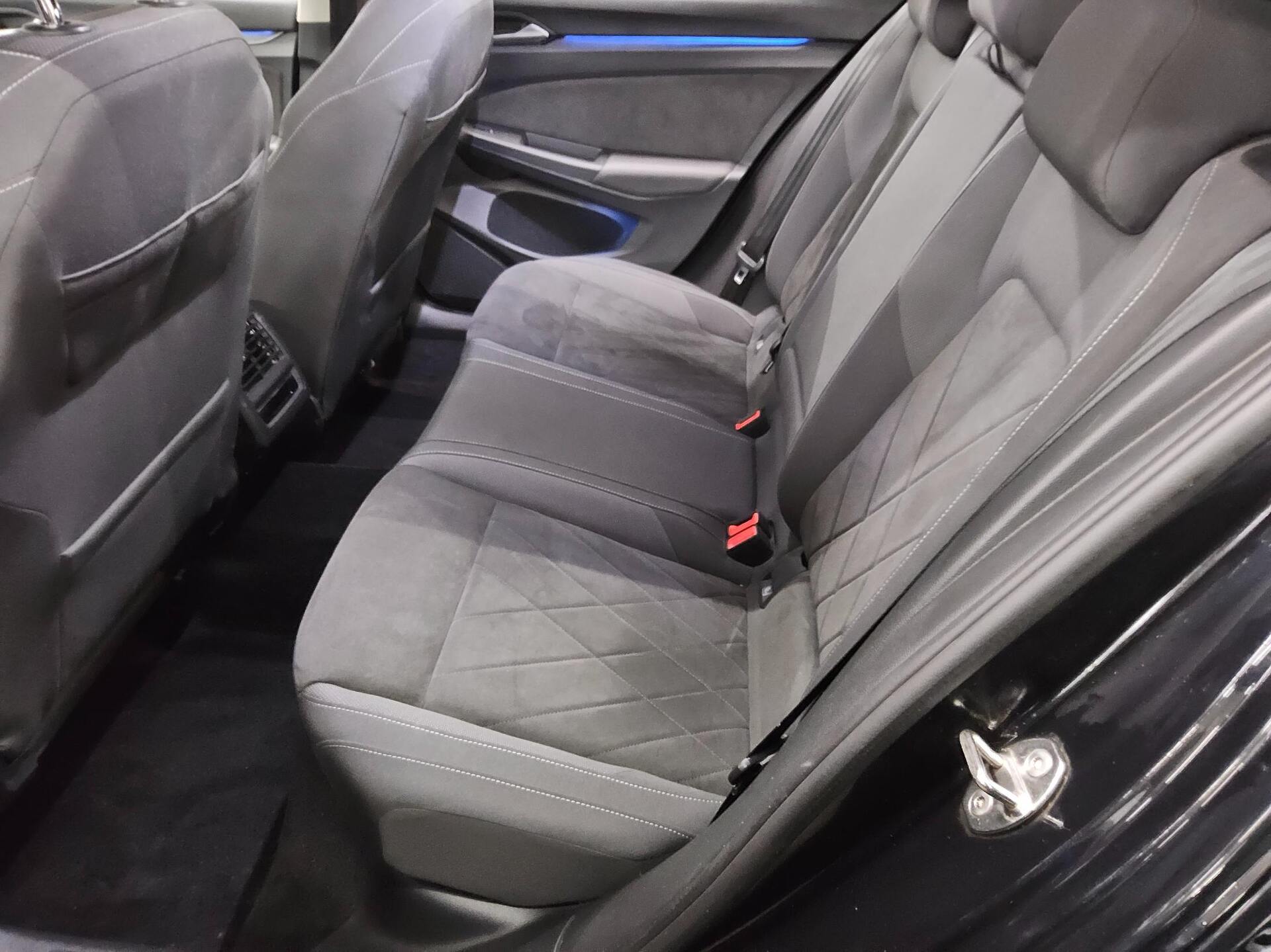 Volkswagen Golf-8 Var. 2.0 TDI Style Navi LED AID PDC Shz 10