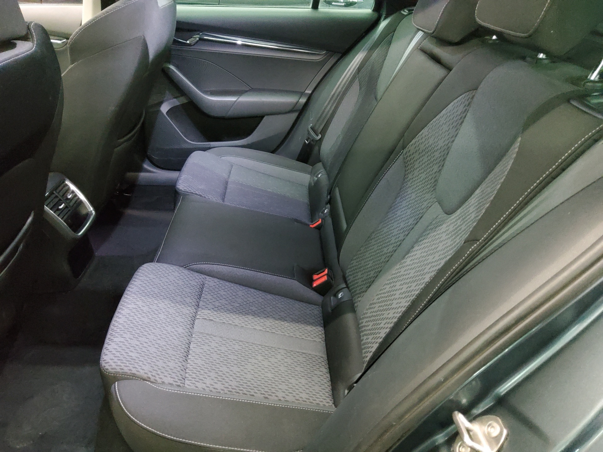 Skoda Octavia Kombi 2.0 TDI Style Navi LED vc HuD AHK 13