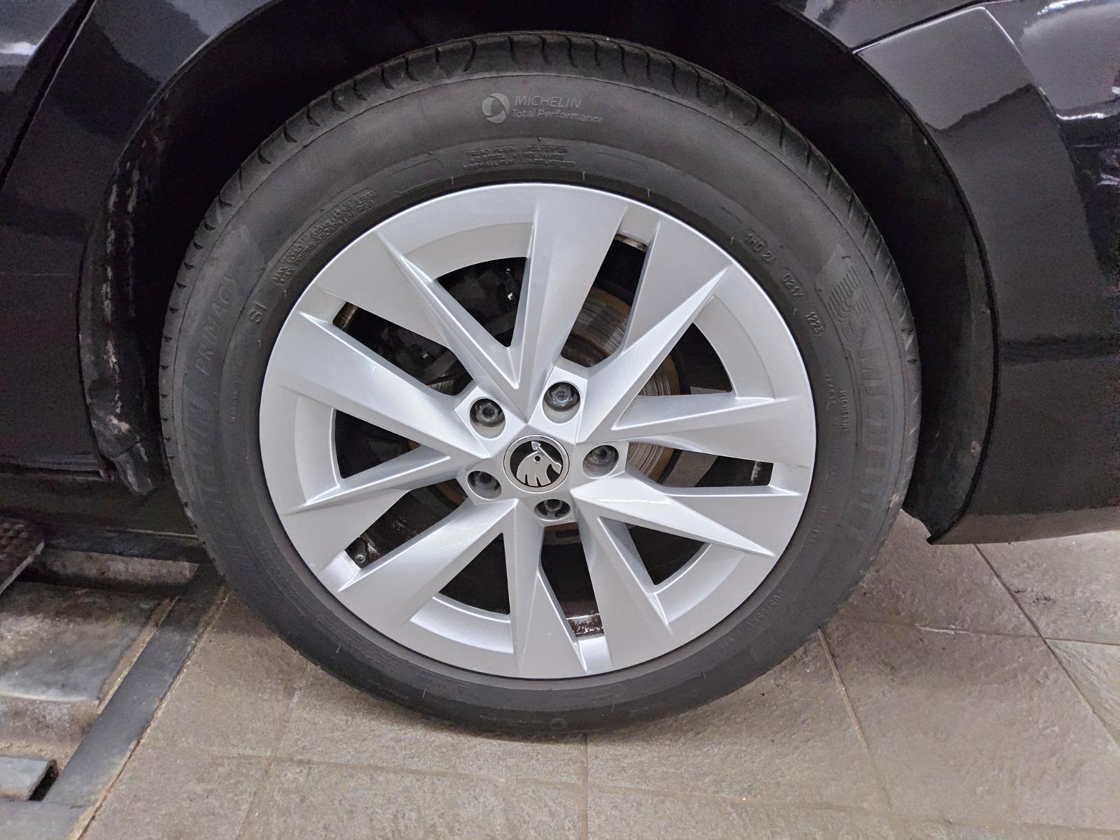 Skoda Octavia Kombi 2.0 TDI Style LED+ vc Pano RFK AHK 12