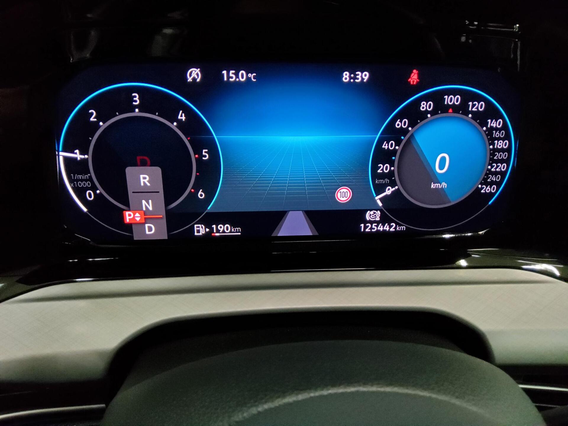 Volkswagen Golf-8 Var. 2.0 TDI Life Navi LED AID PDC 8