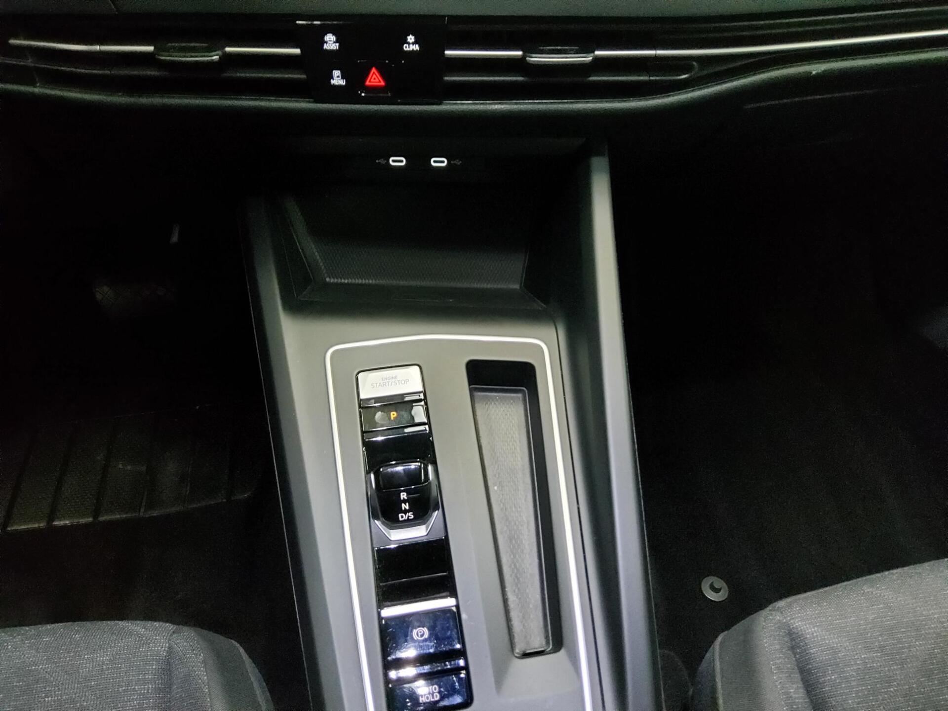 Volkswagen Golf-8 Var. 2.0 TDI Life Navi LED AID PDC 6