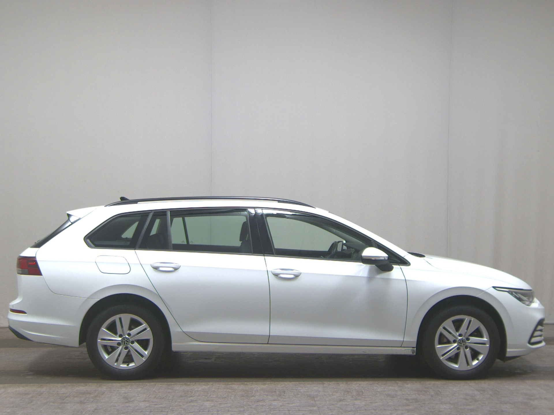 Volkswagen Golf-8 Var. 2.0 TDI Life Navi LED AID PDC