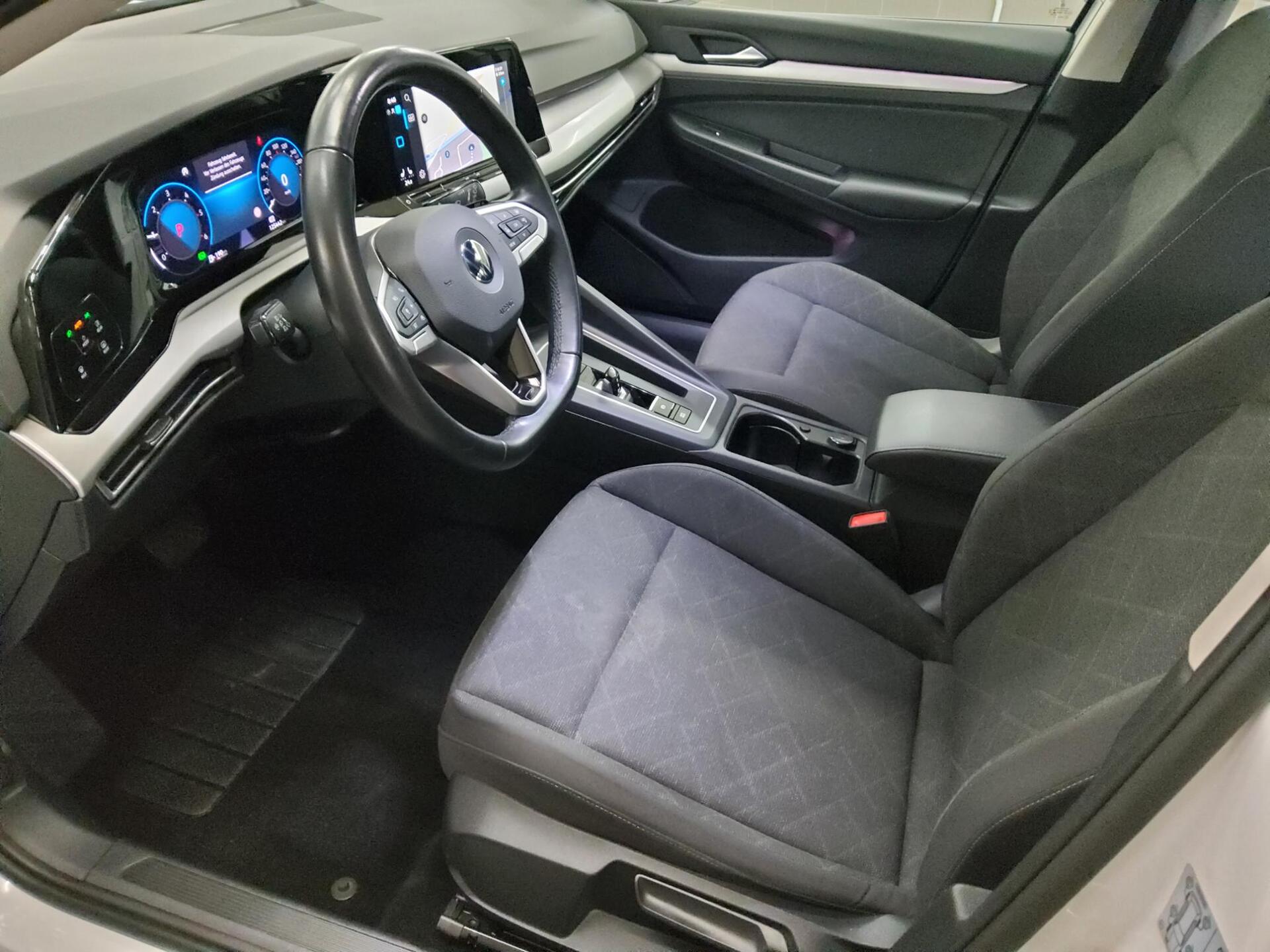 Volkswagen Golf-8 Var. 2.0 TDI Life Navi LED AID PDC 9