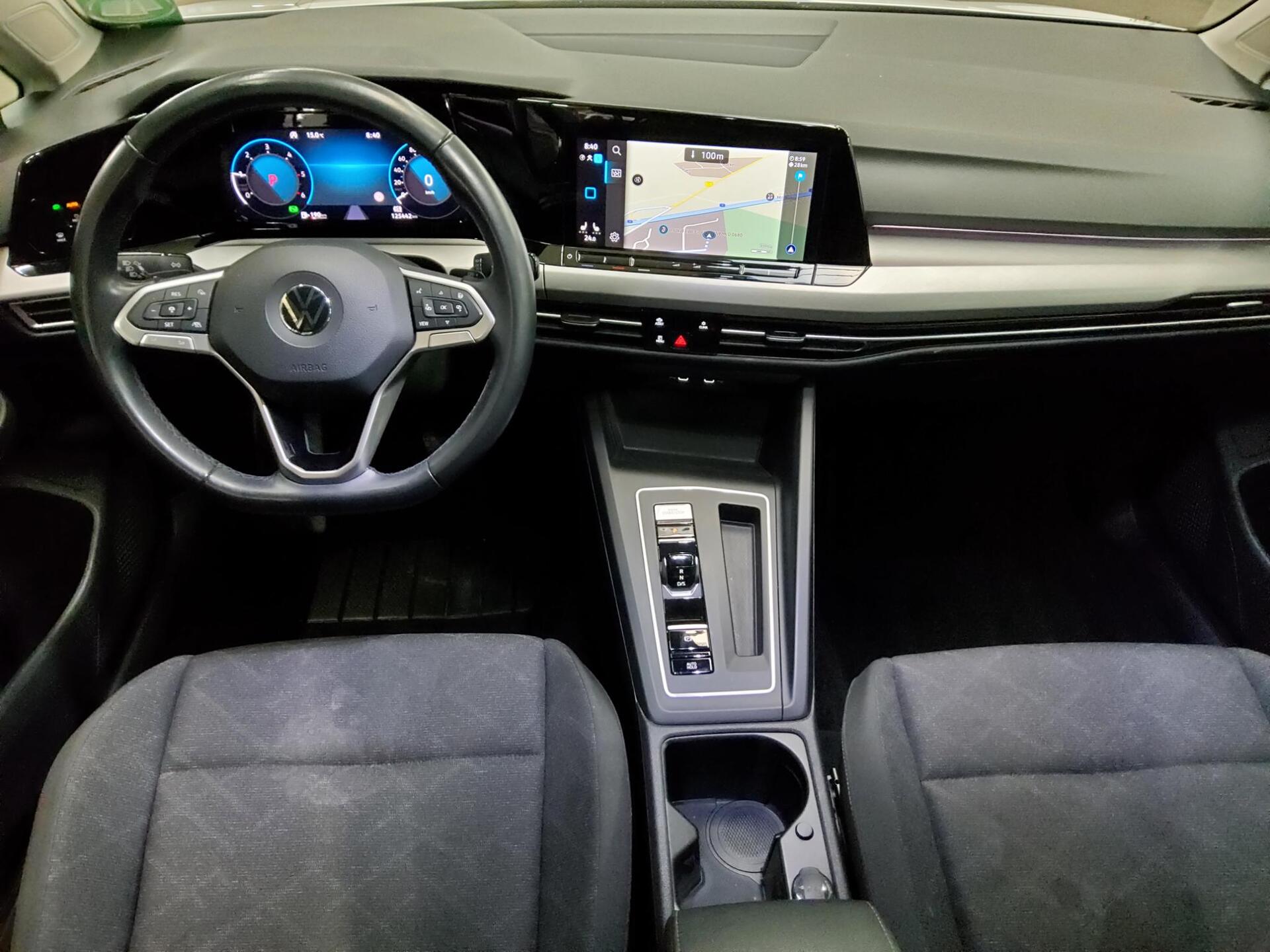 Volkswagen Golf-8 Var. 2.0 TDI Life Navi LED AID PDC 5