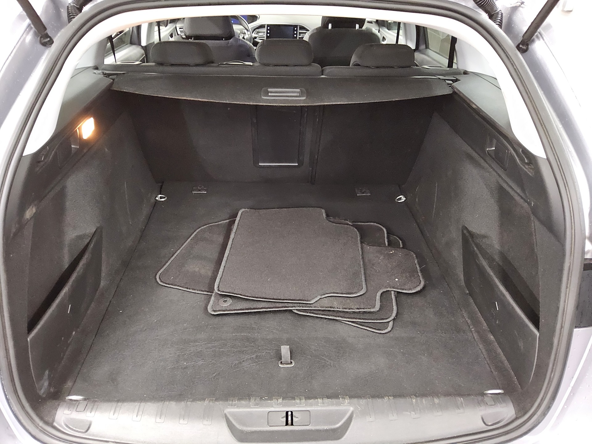 Peugeot 308 1.5 BlueHDi 130 Allure T-Leder Navi RFK AHK 12