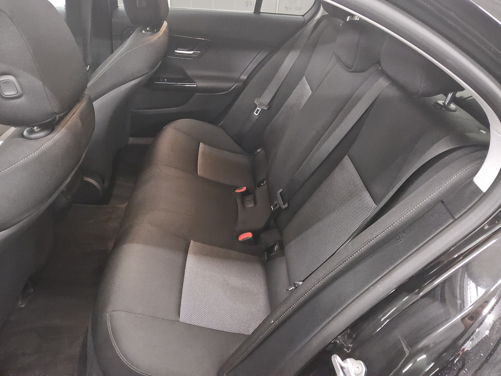 Mercedes-Benz C 200 d Navi Head-up-Display Sound LED 13