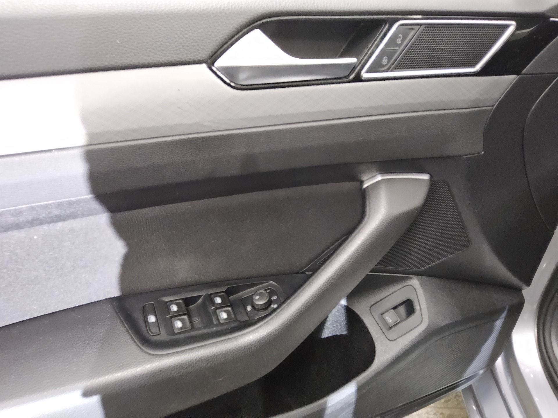 Volkswagen Passat Var. 2.0 TDI Business Navi LED DC AHK RFK 10