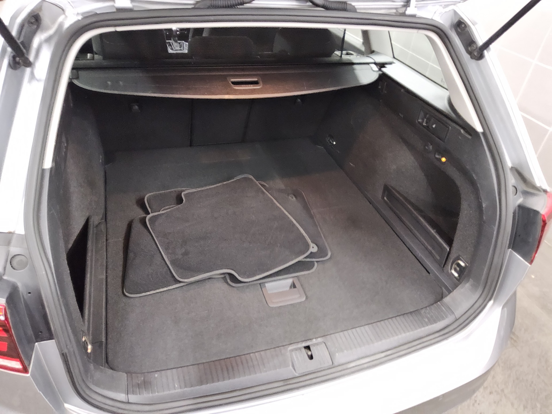 Volkswagen Passat Var. 2.0 TDI Business Navi LED DC AHK RFK 12