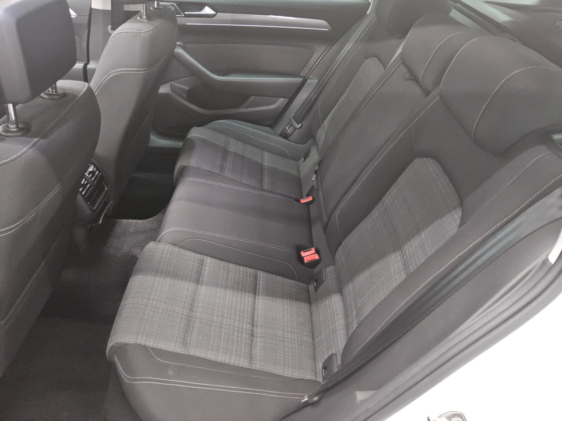 Volkswagen Passat Var. 2.0 TDI 4M Business Nav LED Pano RFK 13