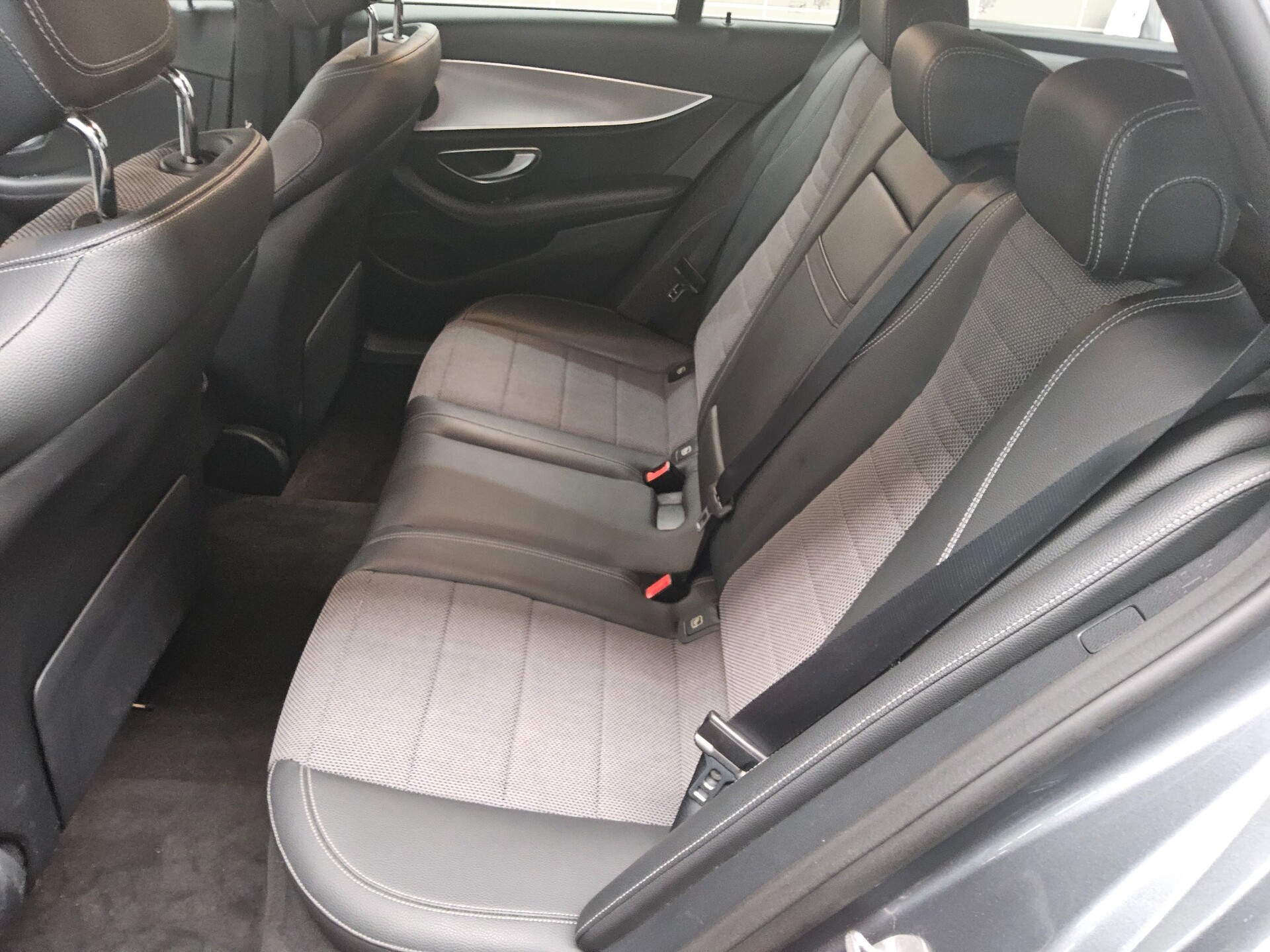 Mercedes-Benz E 220 T d AMG-Line Navi Widescreen LED RfK AHK 13