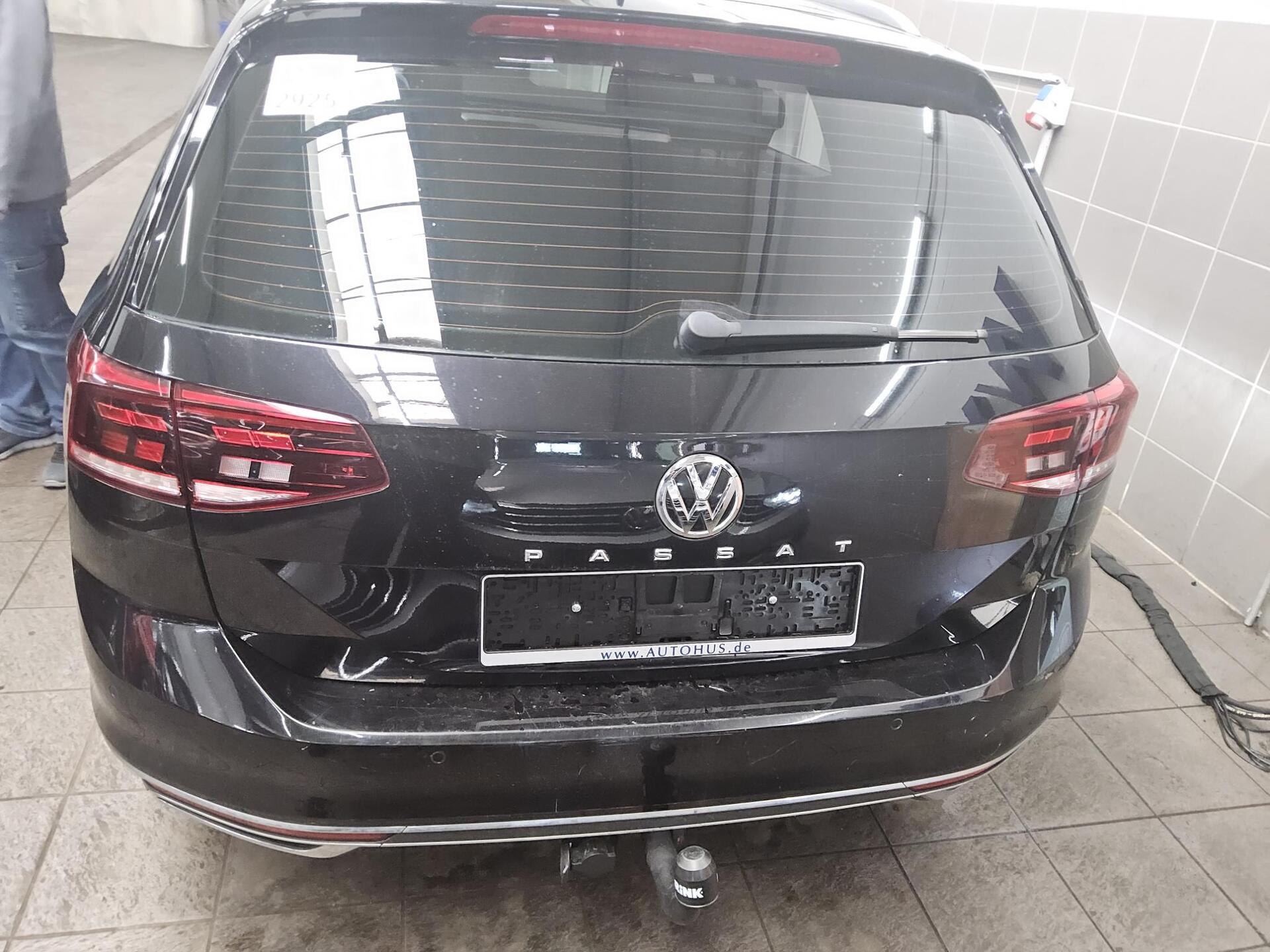 Volkswagen Passat Var. 2.0 TDI Elegance Navi LED RFK AHK 10