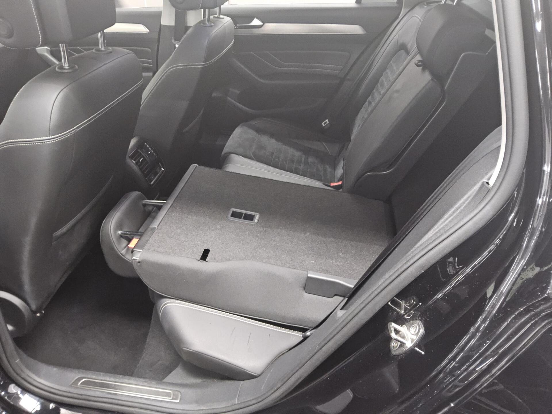 Volkswagen Passat Var. 2.0 TDI Elegance Navi LED RFK AHK 13