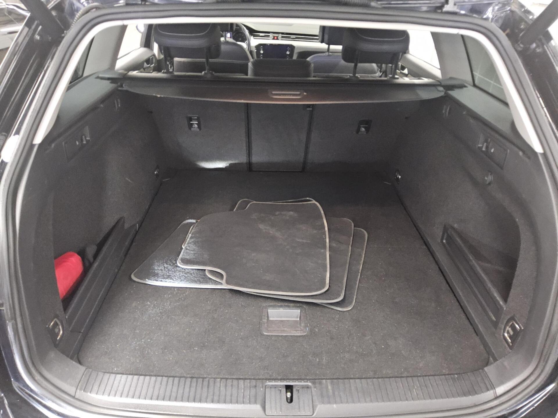 Volkswagen Passat Var. 2.0 TDI Elegance Navi LED RFK AHK 11