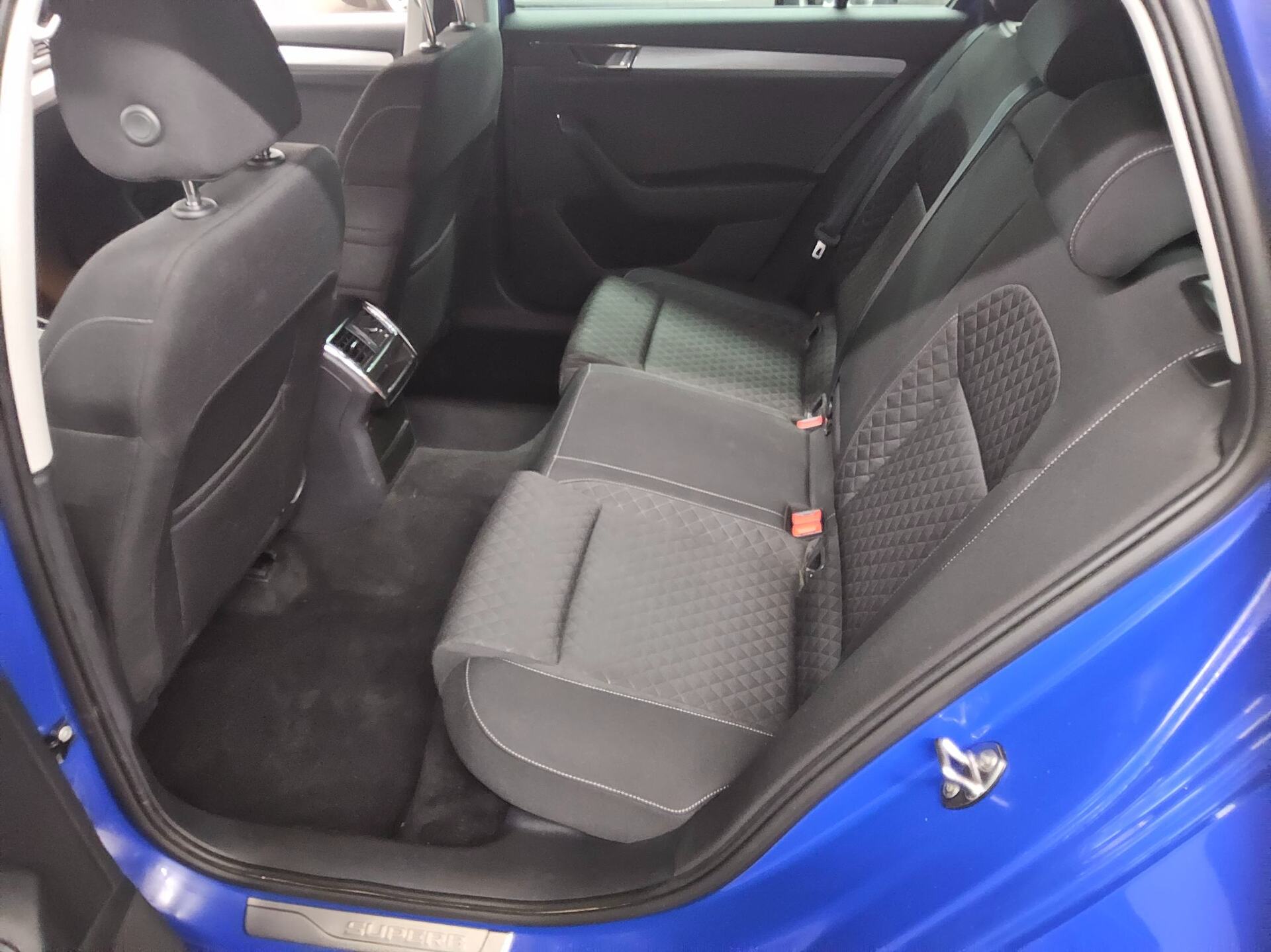 Skoda Superb Kombi 2.0 TDI Ambition Navi LED DAB PDC 12