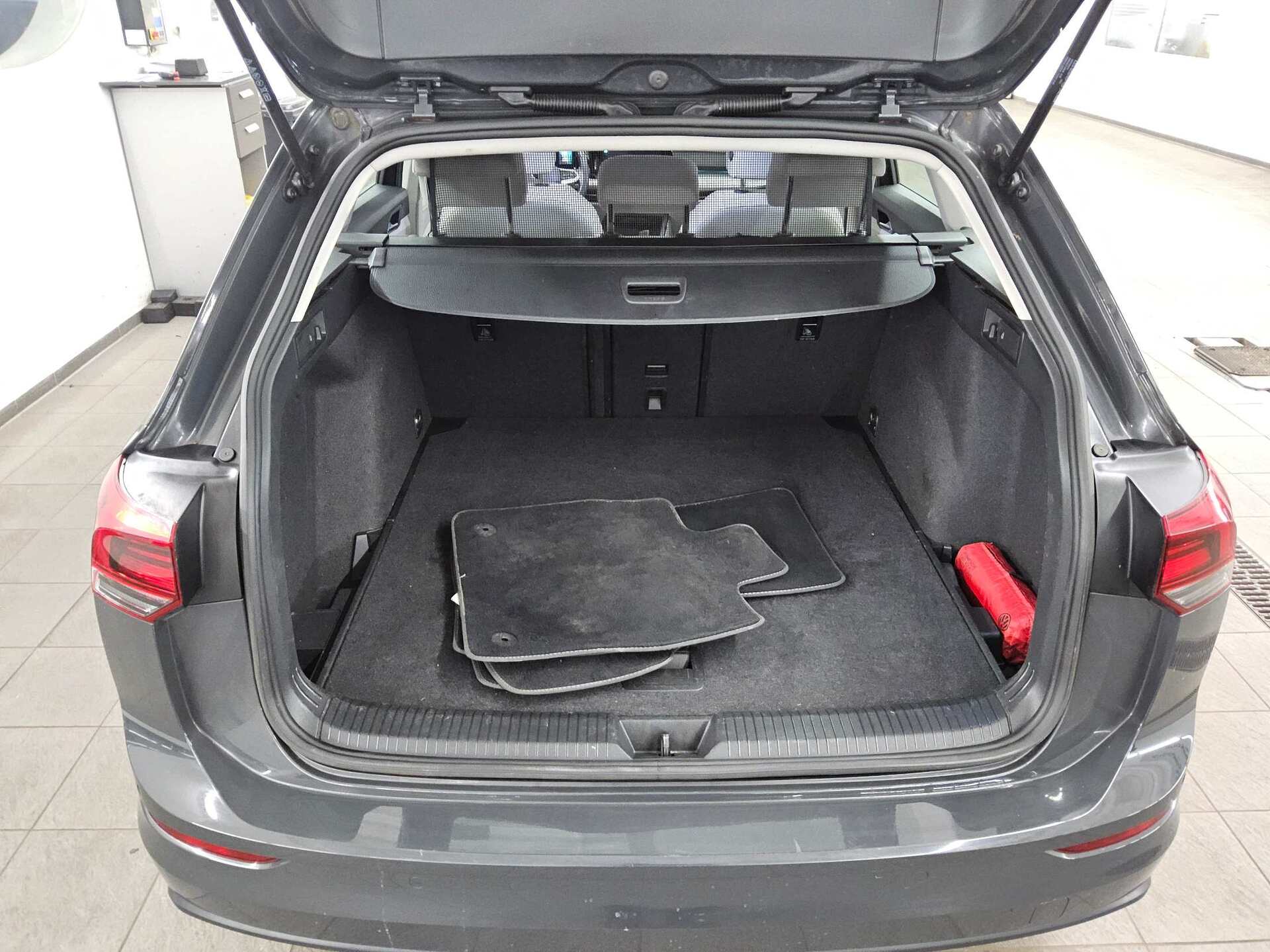 Volkswagen Golf-8 Var. 2.0 TDI Life Navi LED DC-Pro H/K ACC 12