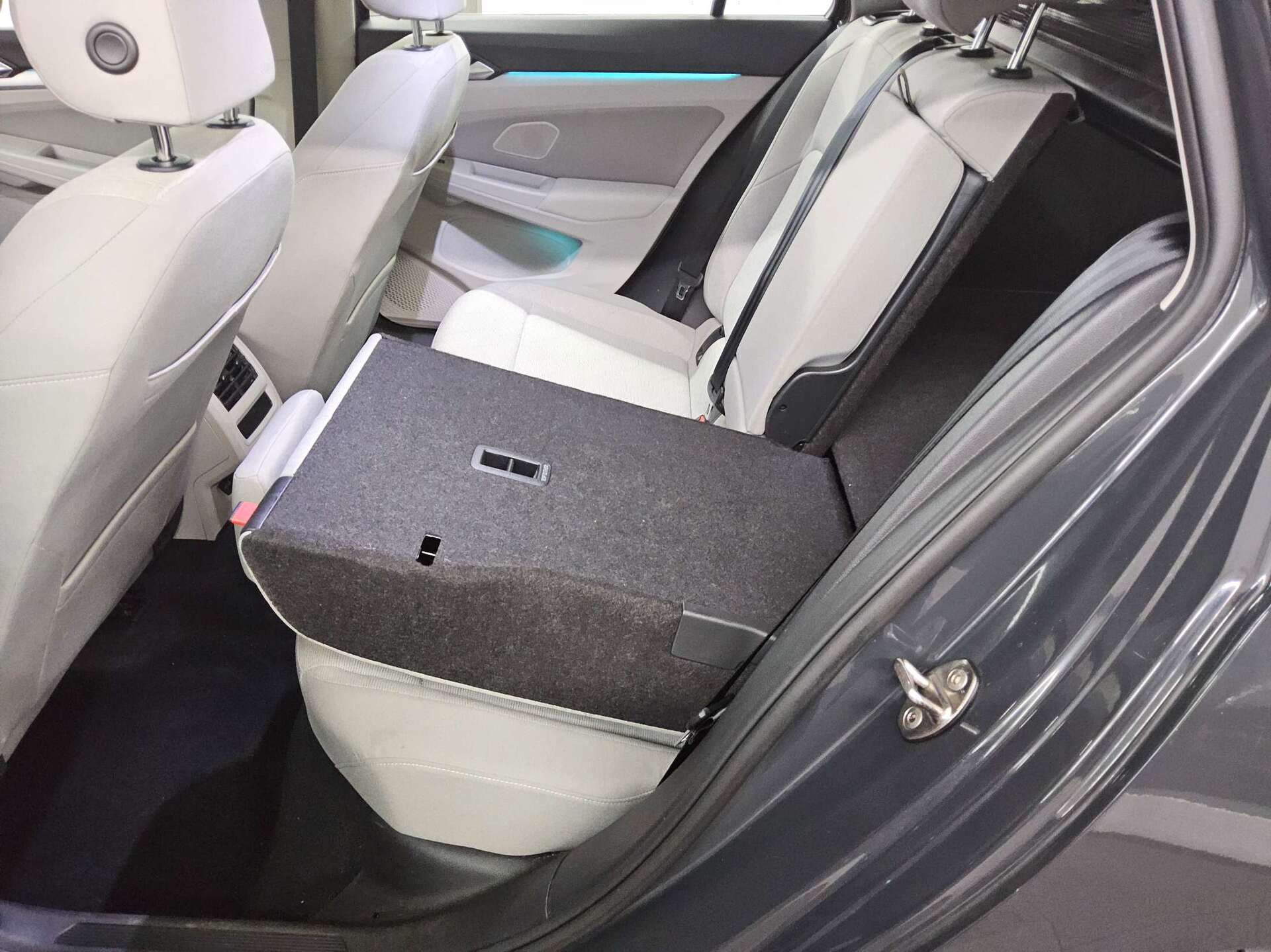 Volkswagen Golf-8 Var. 2.0 TDI Life Navi LED DC-Pro H/K ACC 13