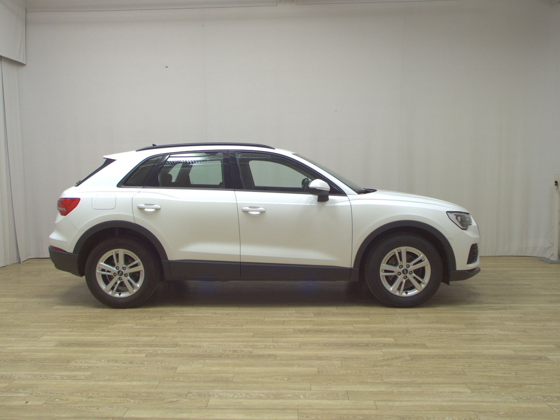 Audi Q3 35 TDI Navi LED Panorama StandHzg AHK PDC SHZ