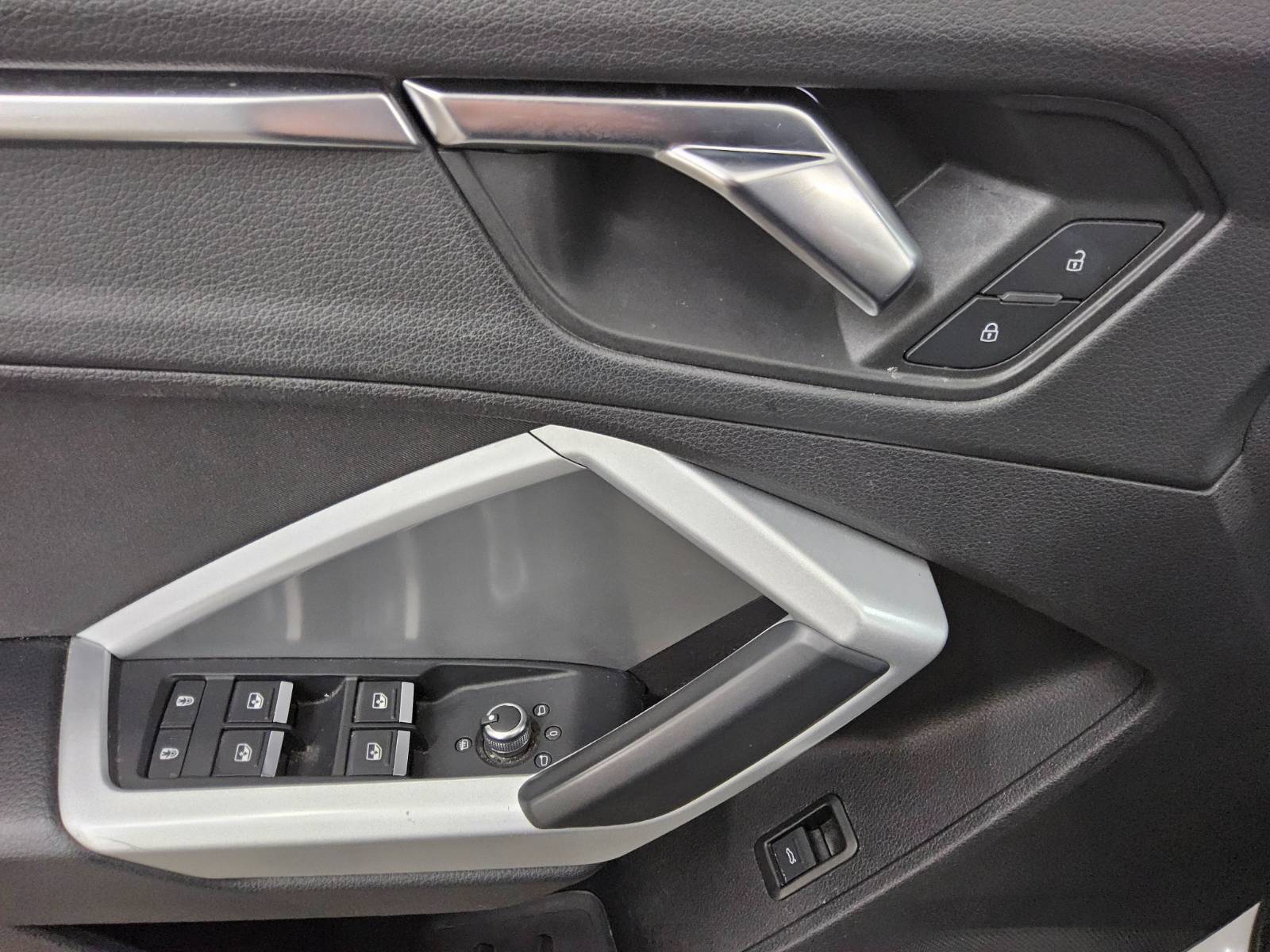 Audi Q3 35 TDI Navi LED Panorama StandHzg AHK PDC SHZ 10