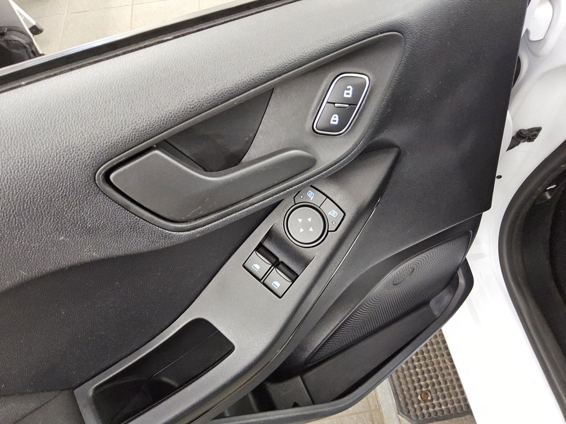 Ford Fiesta 1.1 Cool&Connect LED Shz PDC Winter-Paket 9