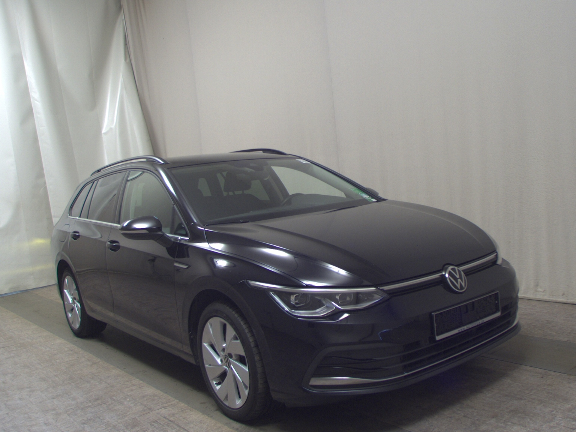 Volkswagen Golf-8 Var. 2.0 TDI Style Navi LED+ DC AHK 3