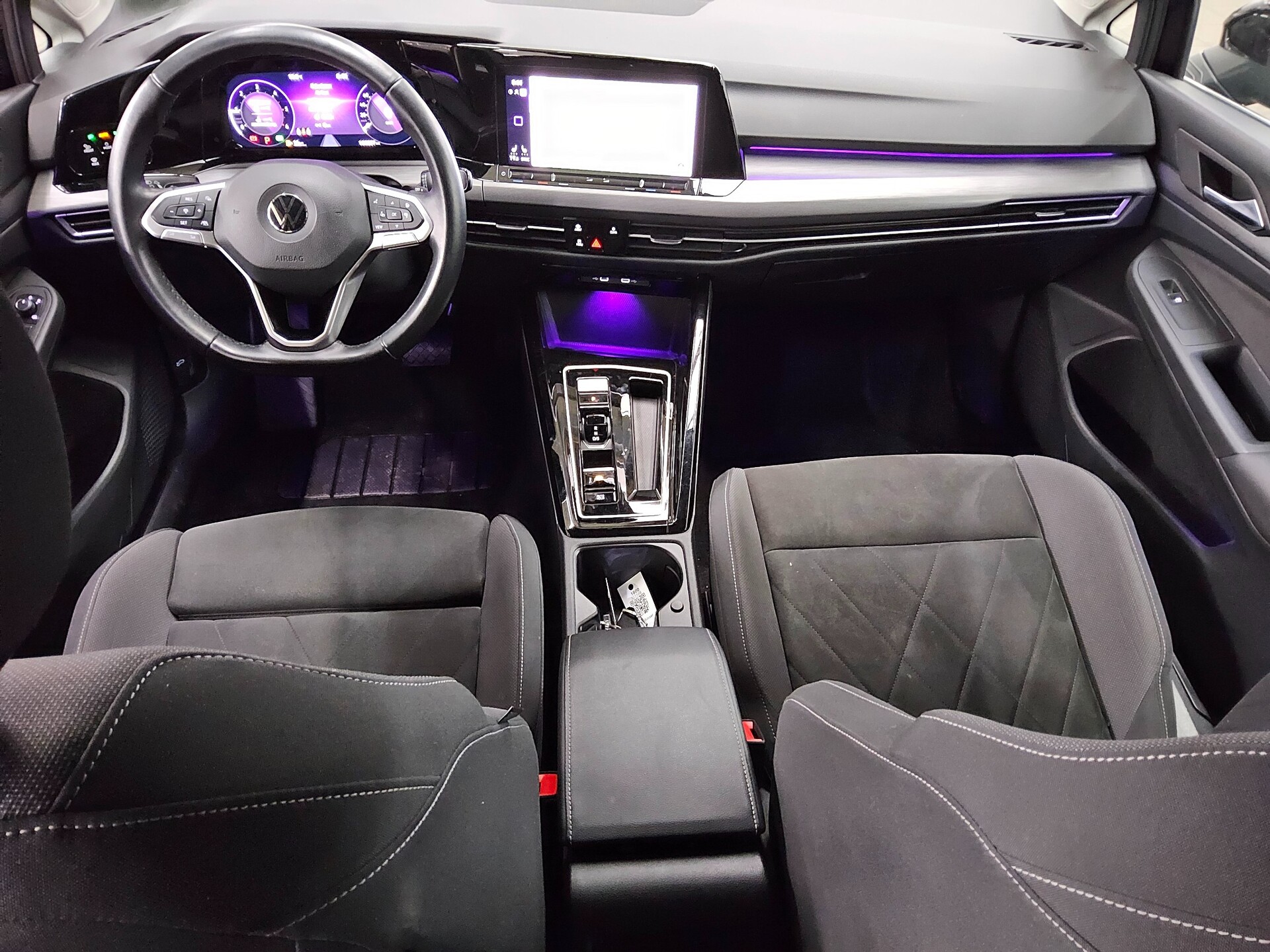 Volkswagen Golf-8 Var. 2.0 TDI Style Navi LED+ DC AHK 5