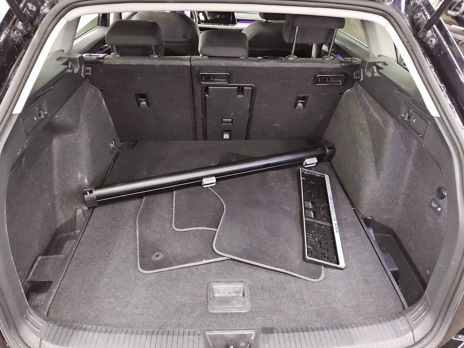 Volkswagen Golf-8 Var. 2.0 TDI Style Navi LED+ DC AHK 12