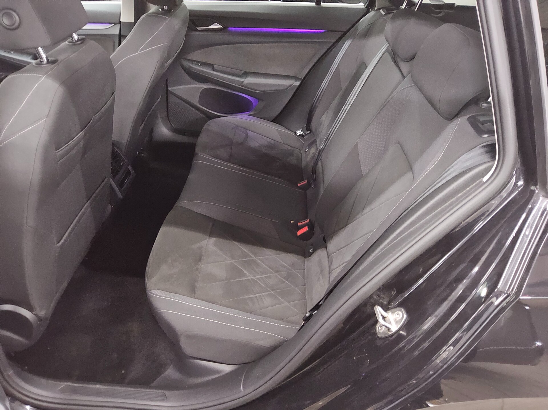 Volkswagen Golf-8 Var. 2.0 TDI Style Navi LED+ DC AHK 13