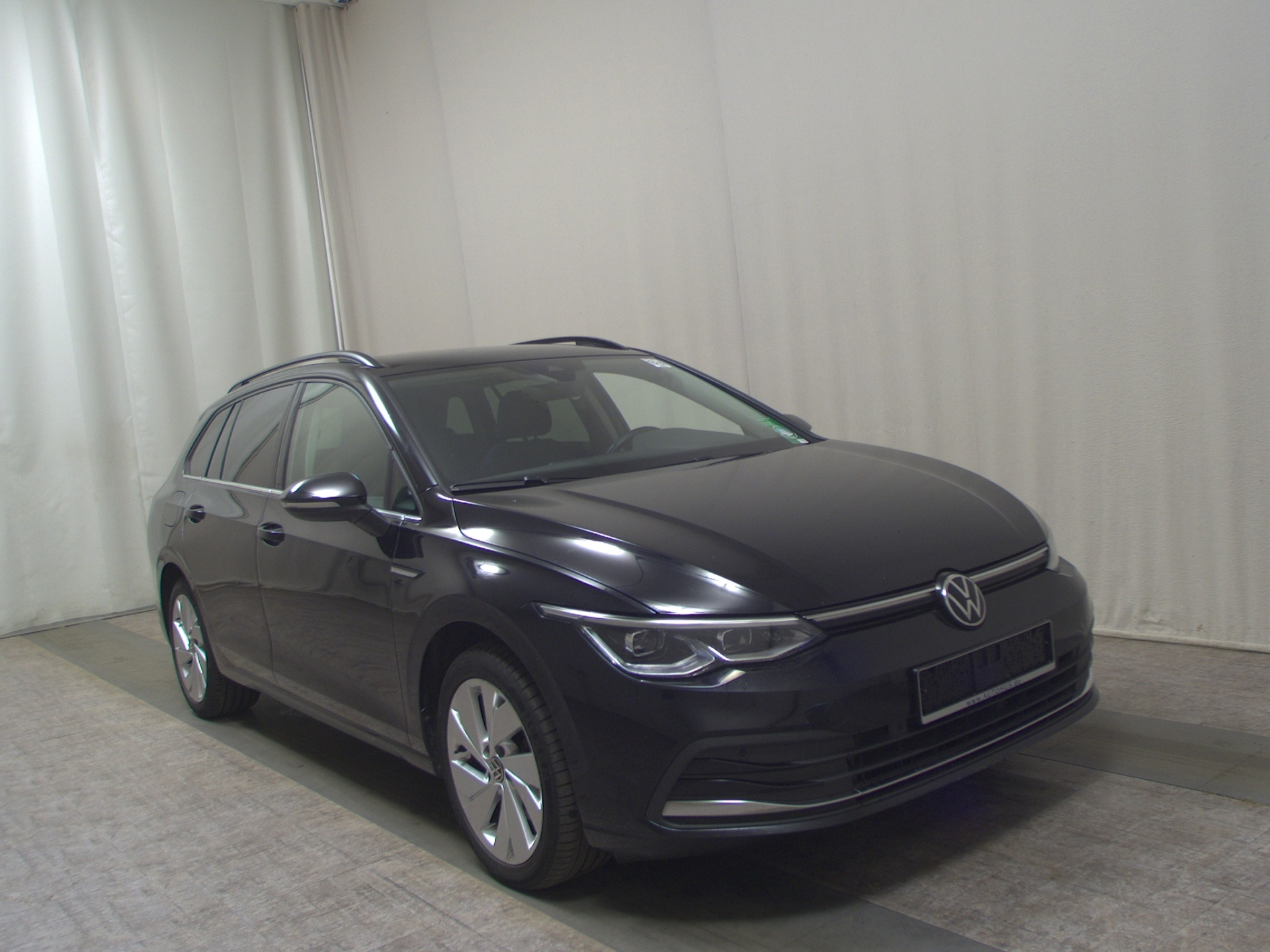 Volkswagen Golf-8 Var. 2.0 TDI Style Navi LED+ DC AHK 3