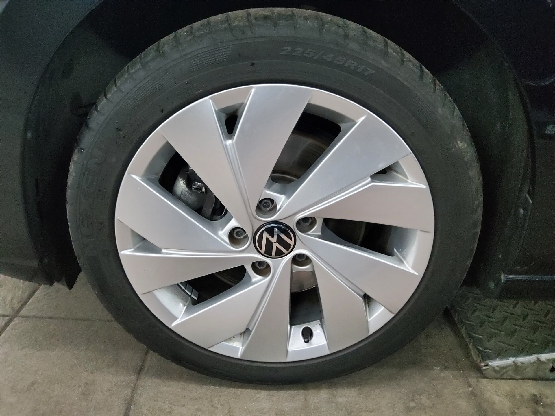 Volkswagen Golf-8 Var. 2.0 TDI Style Navi LED+ DC AHK 11