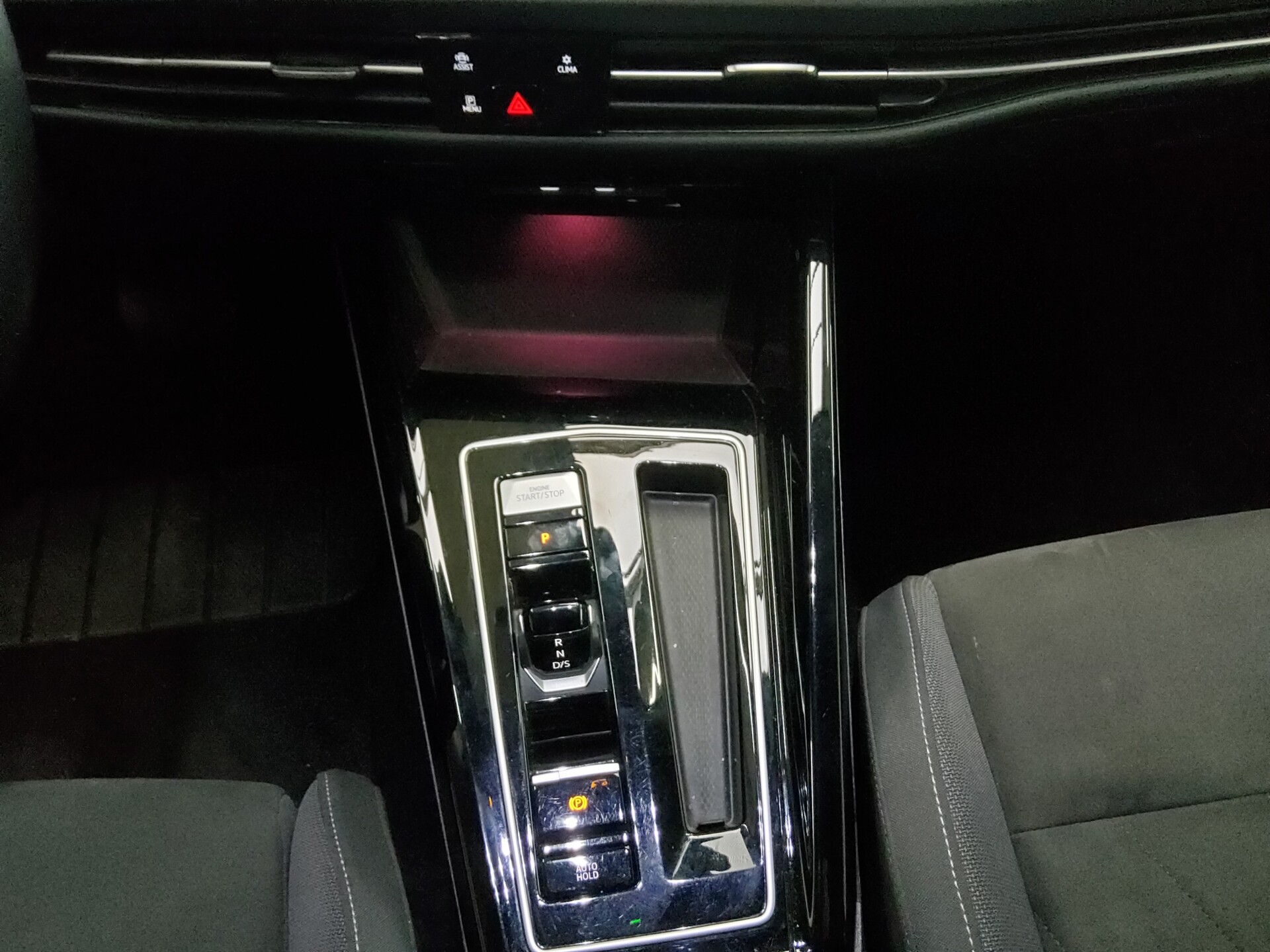 Volkswagen Golf-8 Var. 2.0 TDI Style Navi LED+ DC AHK 8