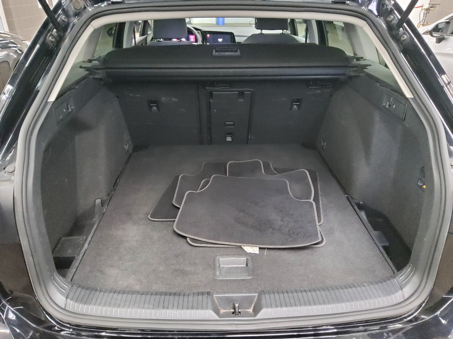 Volkswagen Golf-8 Var. 2.0 TDI Style Navi LED+ DC AHK 13