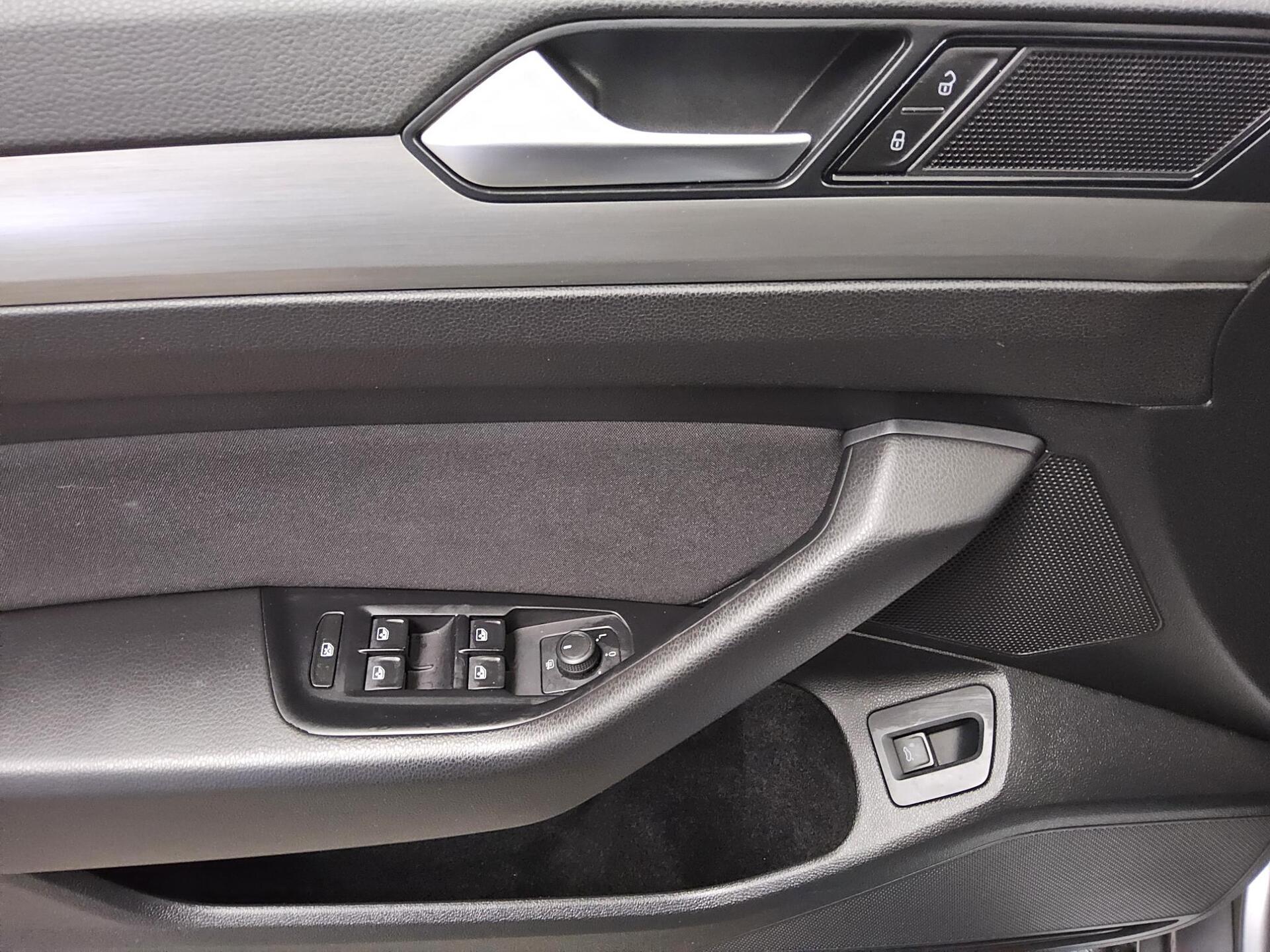 Volkswagen Passat Var. 2.0 TDI Navi LED PDC 9