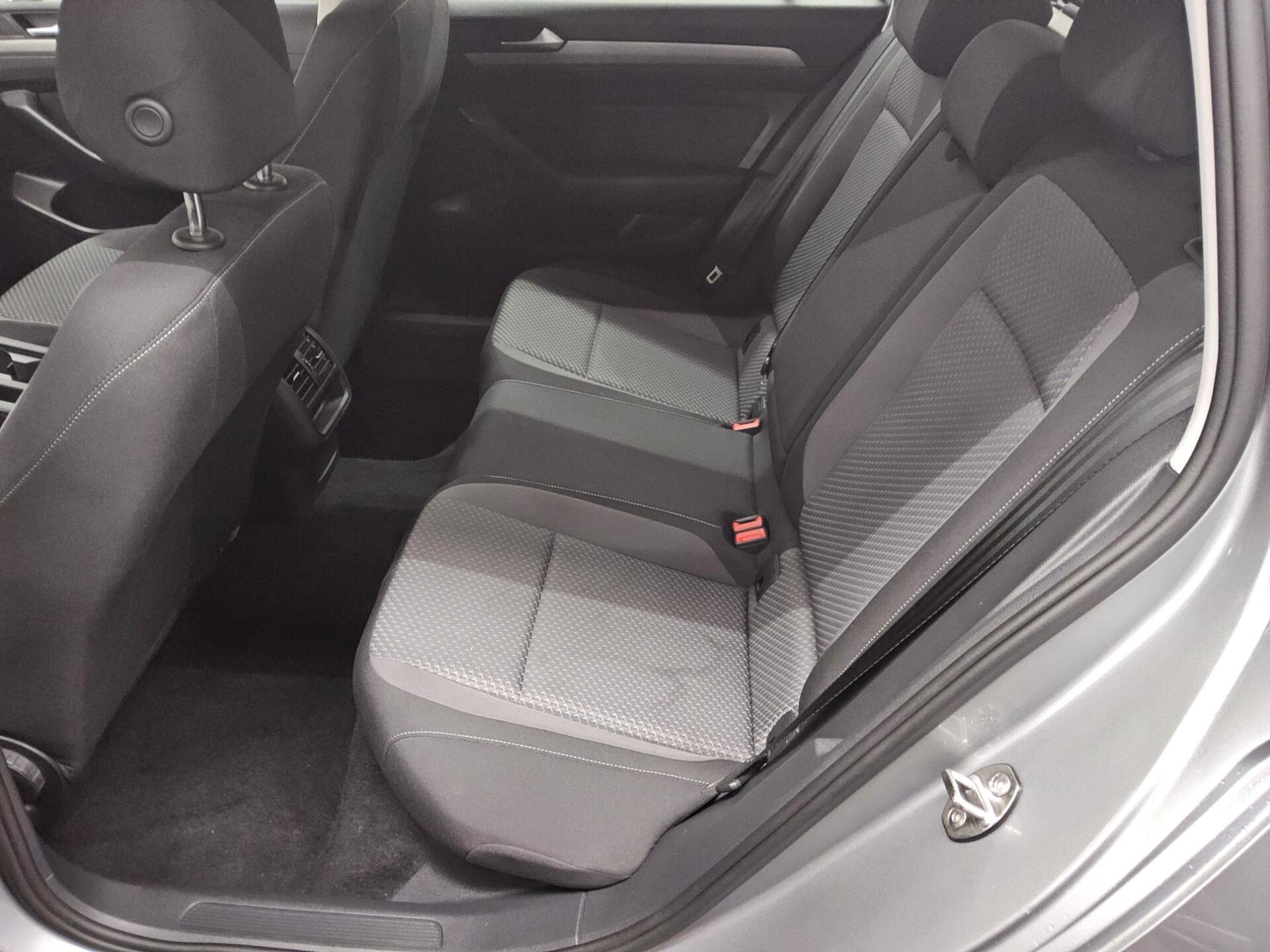 Volkswagen Passat Var. 2.0 TDI Navi LED PDC 13