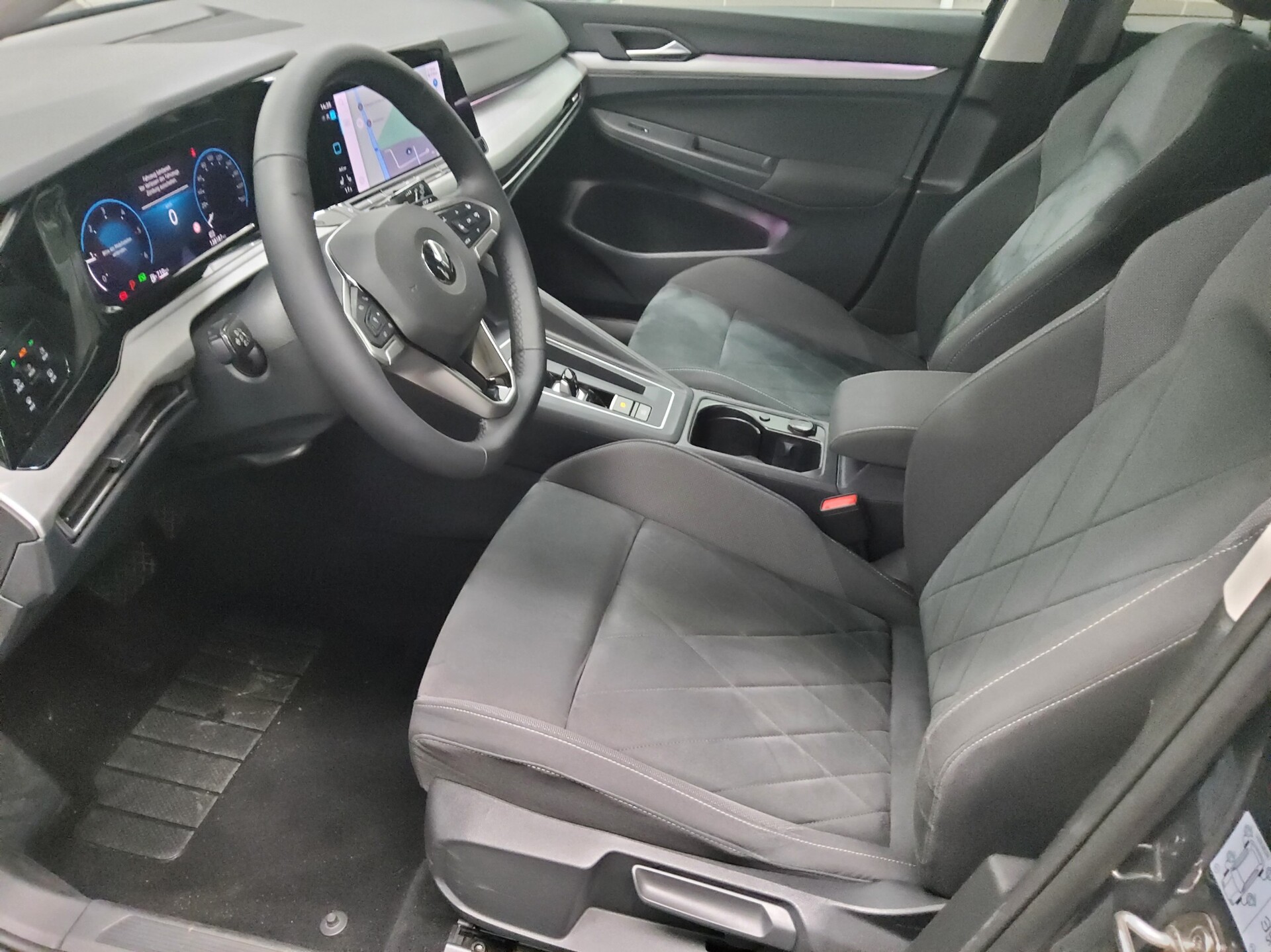 Volkswagen Golf-8 Var. 2.0 TDI Life Navi IQ.Light DC RFK 9