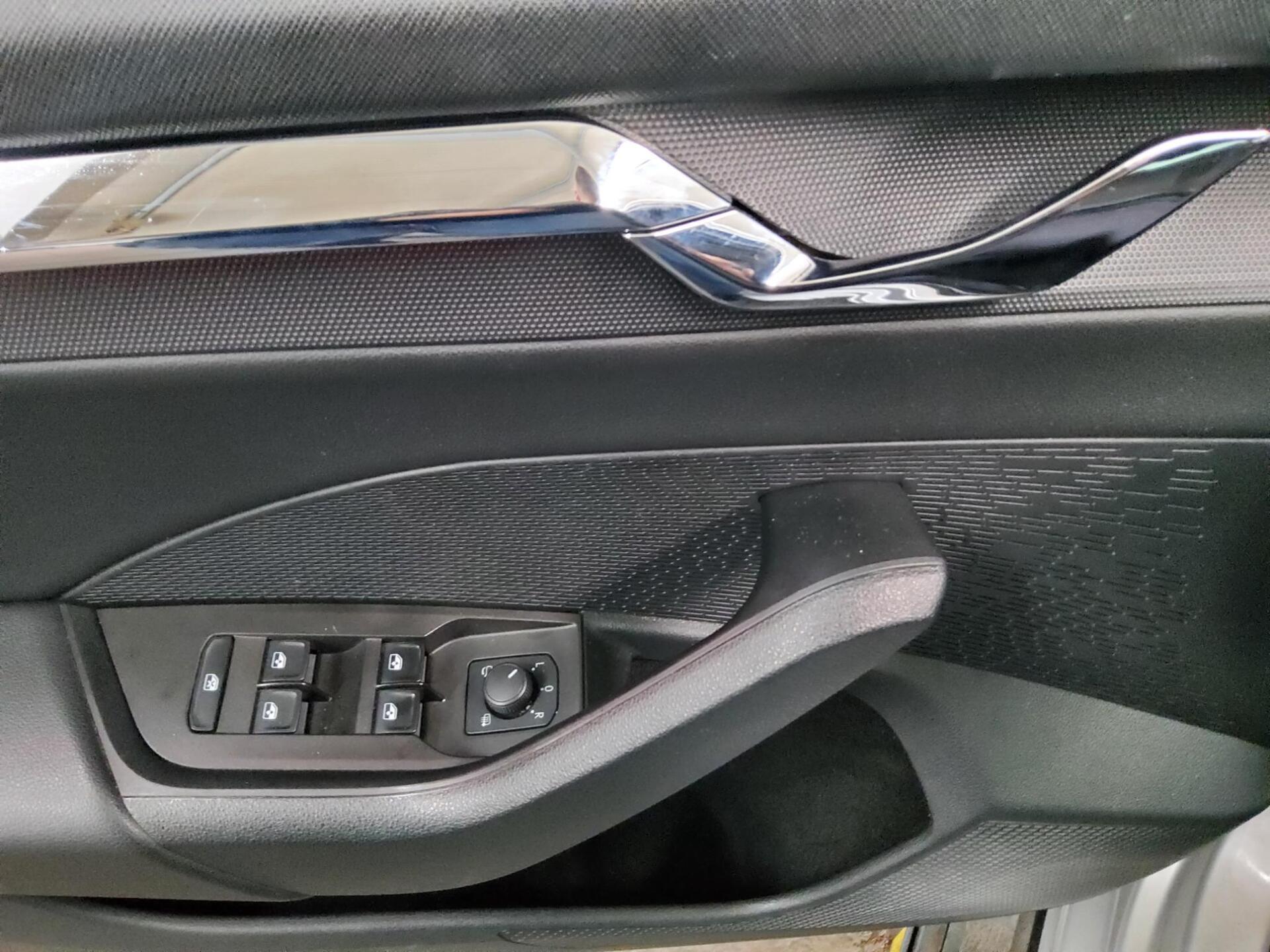 Skoda Octavia Kombi 2.0 TDI 4x4 Scout Navi vc HuD AHK 10