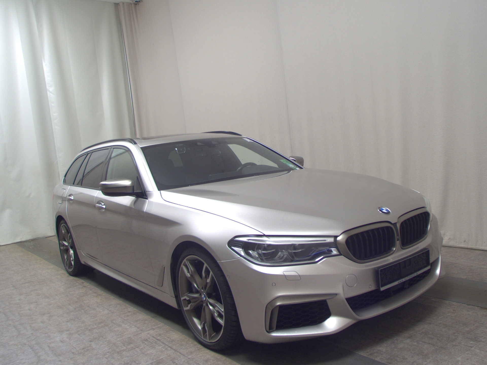 BMW M550 Touring xDr Navi LED Leder HuD Bowers Pano 3