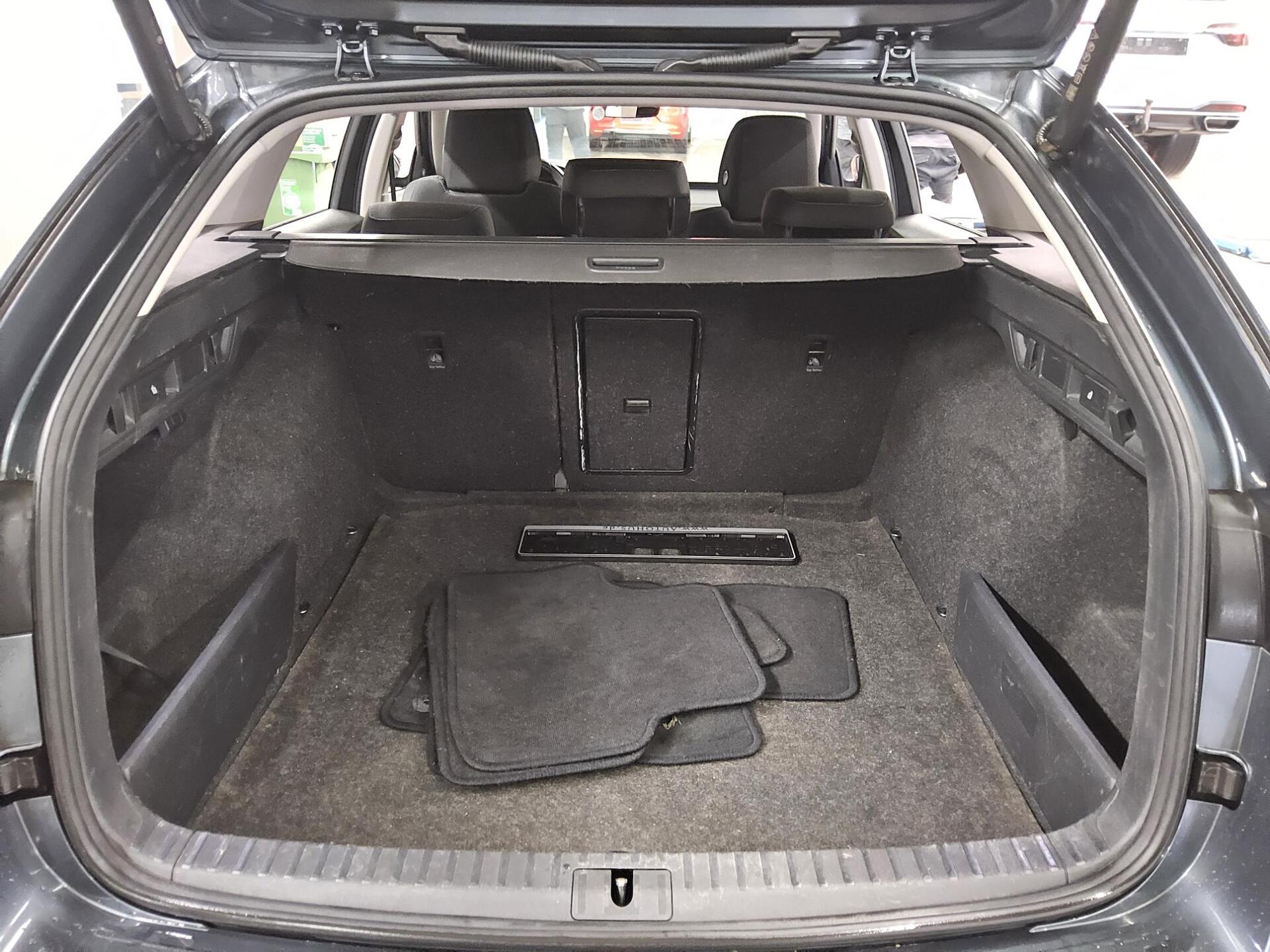 Skoda Octavia Kombi 2.0 TDI Style Navi LED vc ACC AHK 12