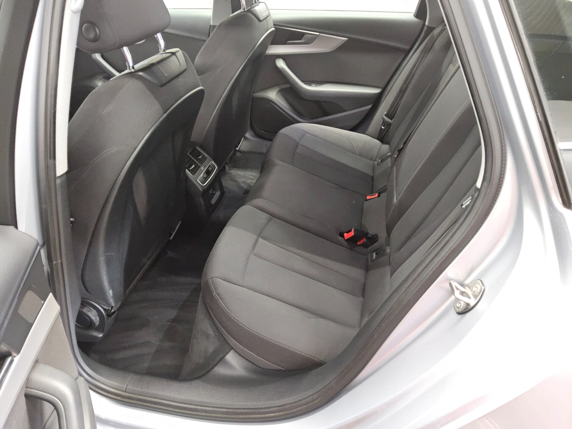 Audi A4 Avant 40 TDI advanced Navi LED AHK ACC Shz 12