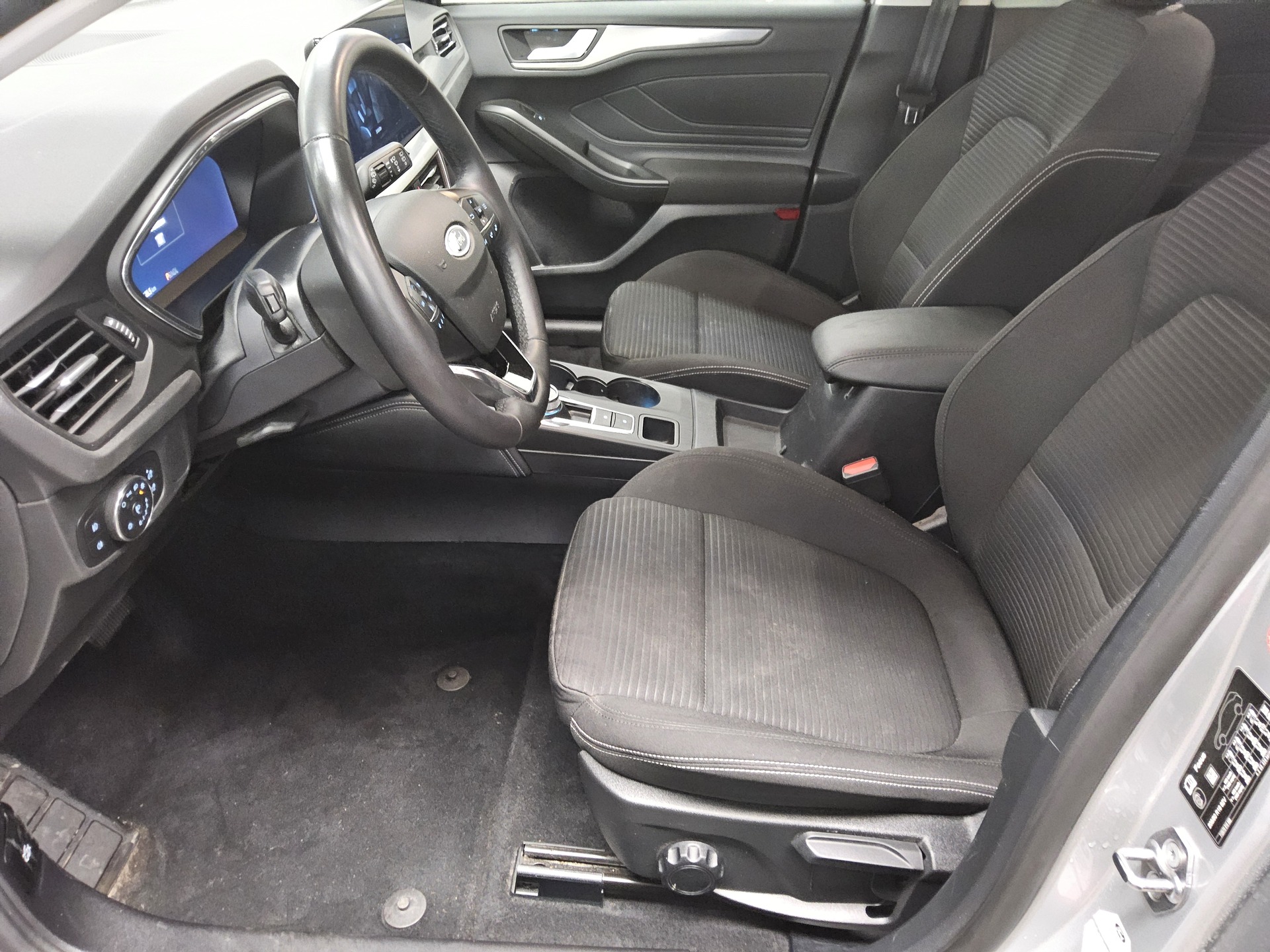 Ford Focus Turnier 1.5 EB Titanium X Navi LED RFK AHK 9