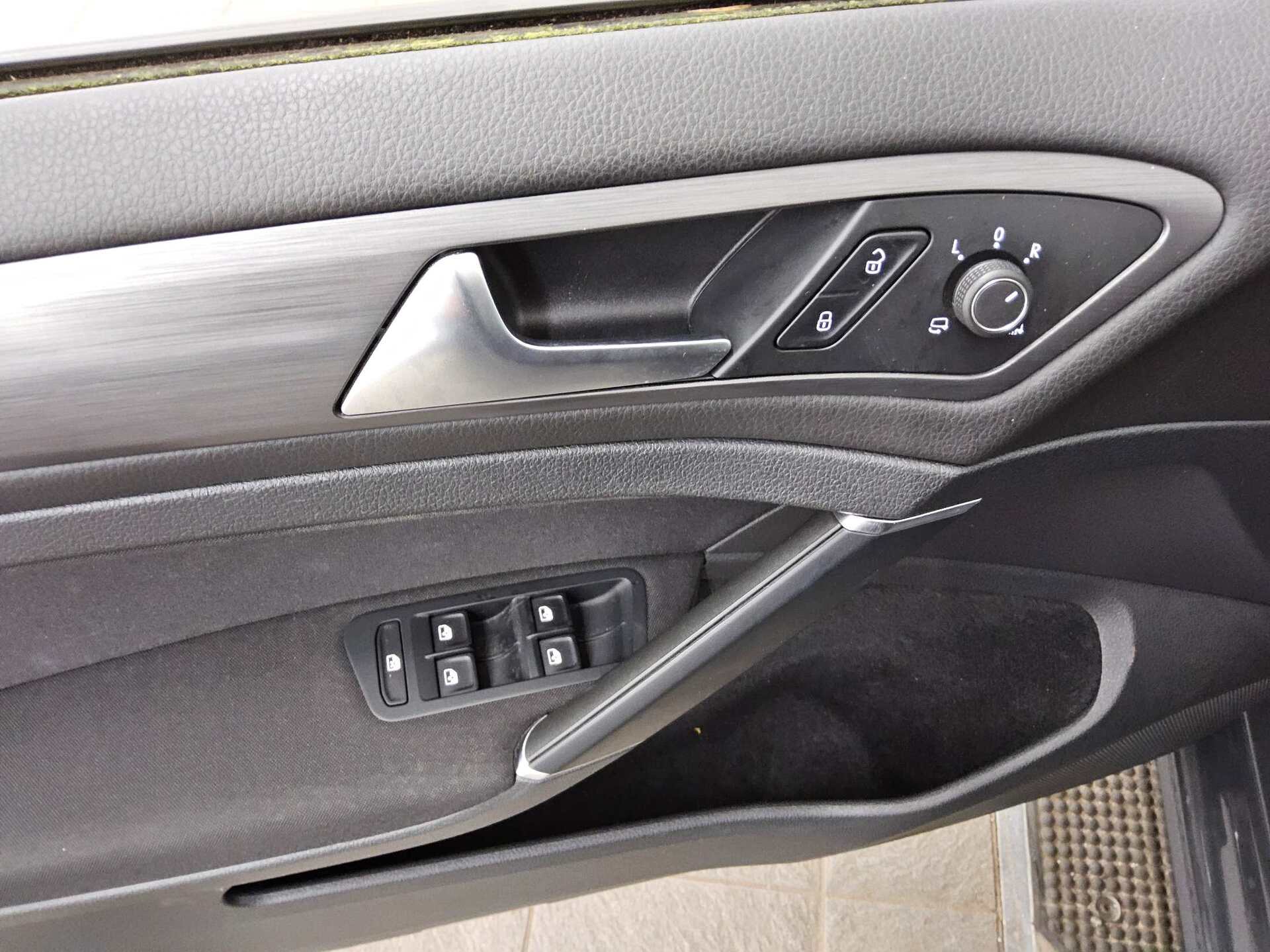 Volkswagen Golf-7 Var. 1.0 TSI Comf. Navi RFK AHK PDC Shz 9